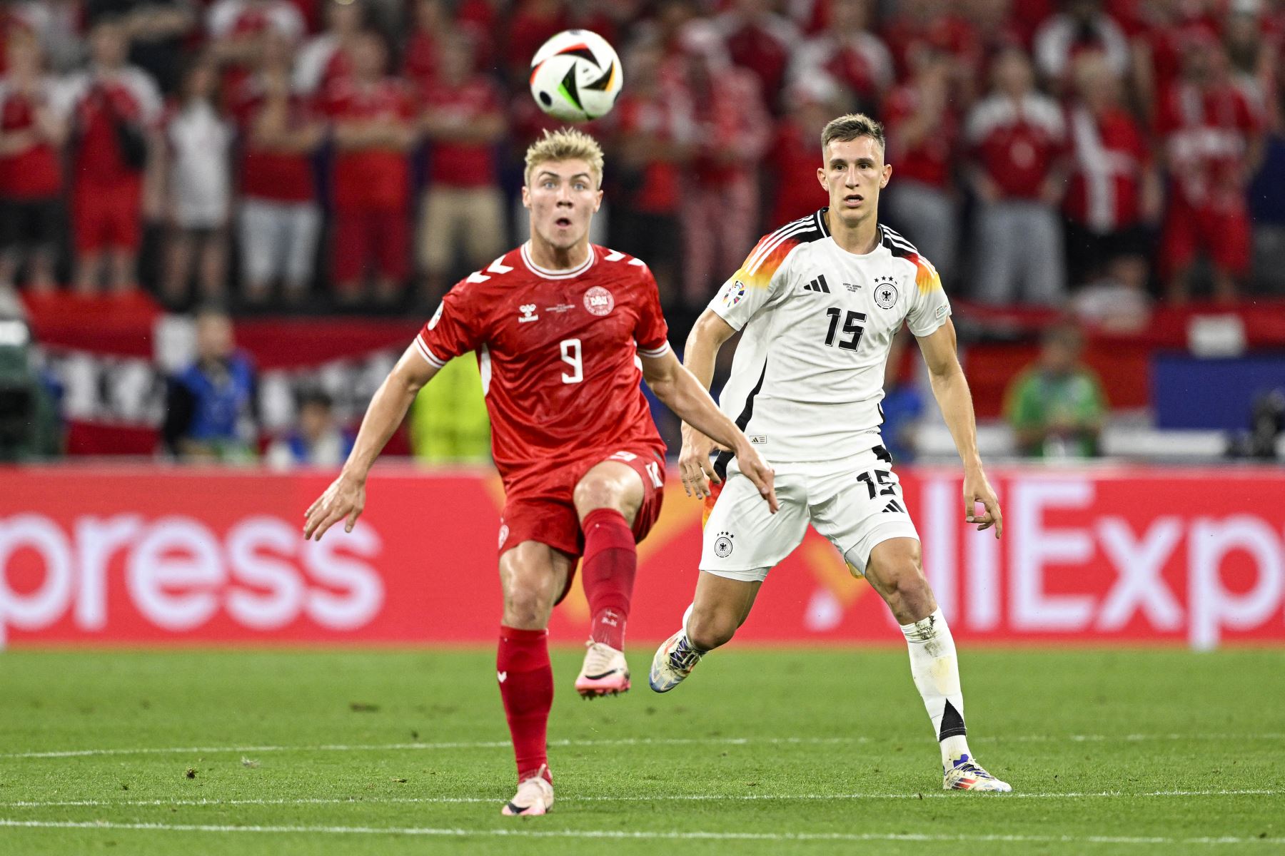 El delantero danés  Rasmus Hojlund controla el balón más allá del defensor alemán  Nico Schlotterbeck durante el partido de fútbol de octavos de final de la UEFA Euro 2024 entre Alemania y Dinamarca. AFP