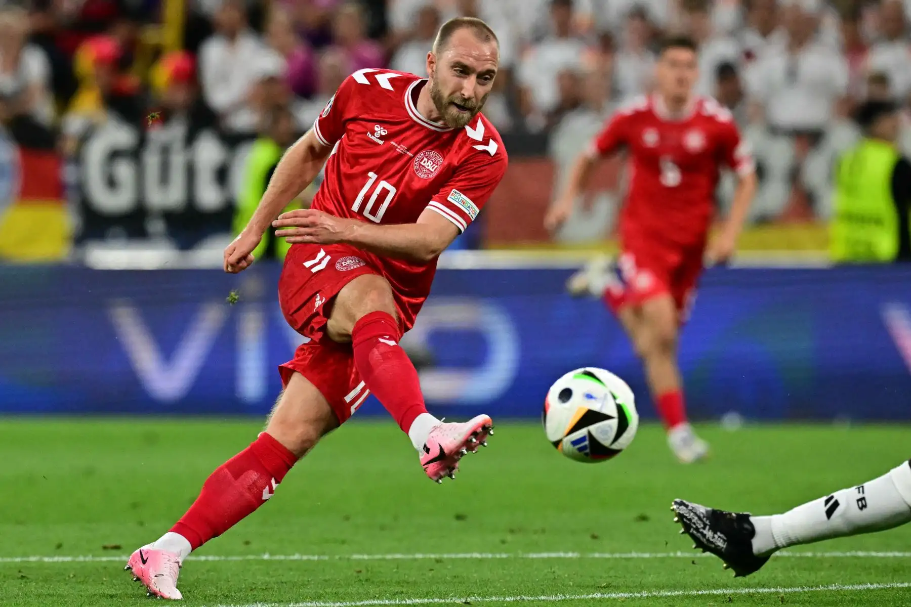El centrocampista danés  Christian Eriksen dispara pero no logra anotar durante el partido de fútbol de octavos de final de la UEFA Euro 2024 entre Alemania y Dinamarca. AFP