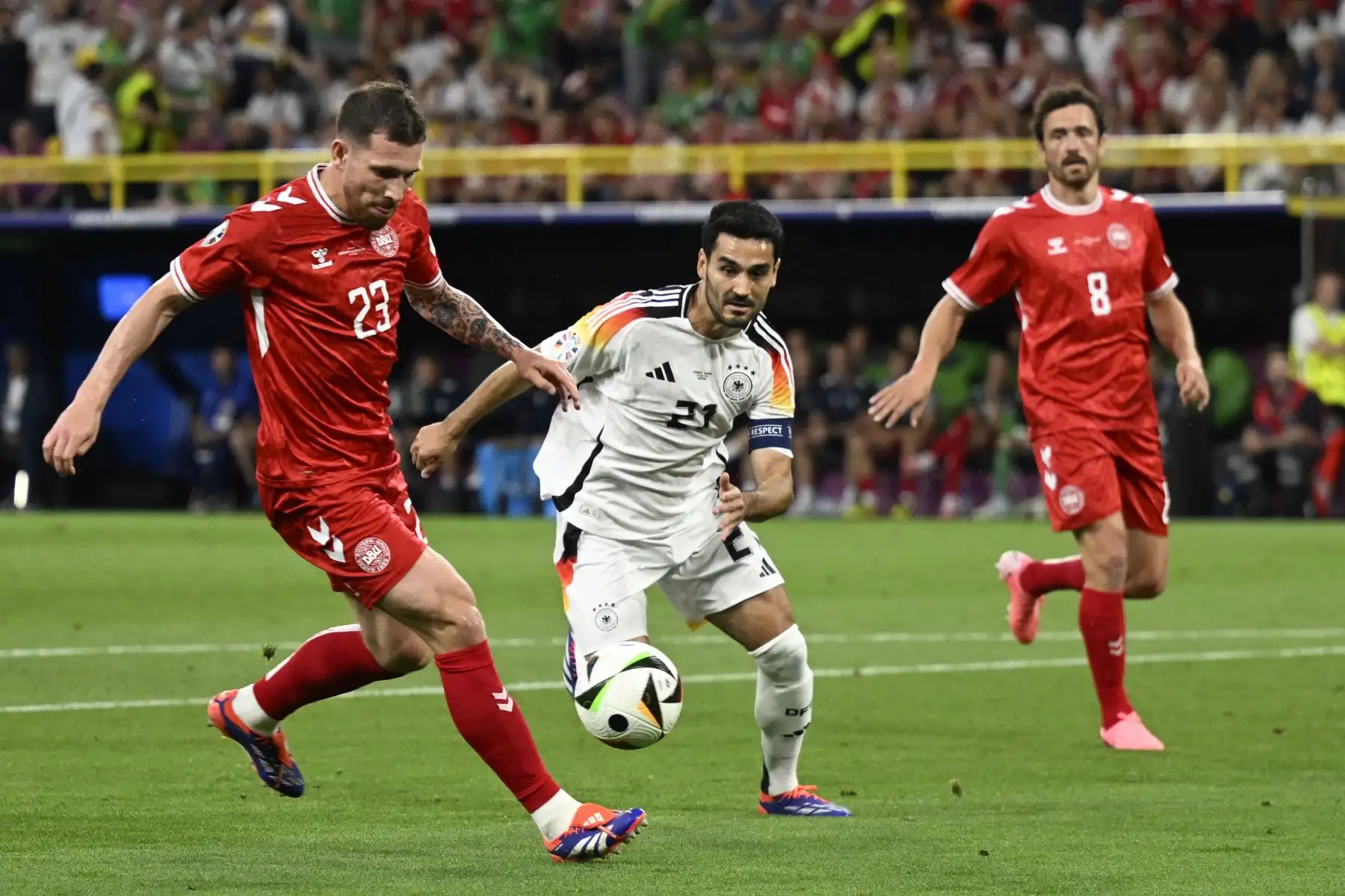 El centrocampista alemán  Ilkay Gundogan lucha por el balón con el mediocampista danés Pierre-Emile Hojbjerg durante el partido de fútbol de octavos de final de la UEFA Euro 2024 entre Alemania y Dinamarca. AFP