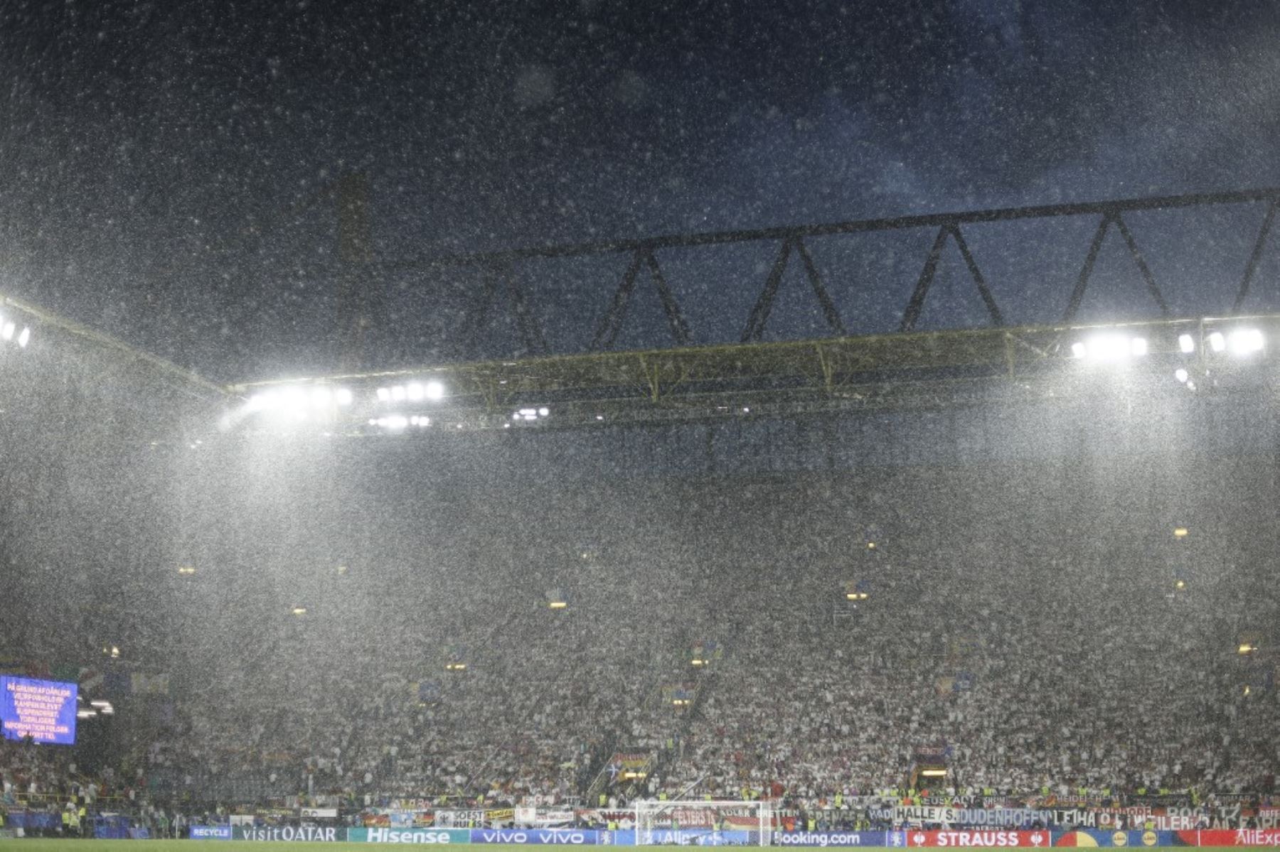 El Estadio de Dortmund se cubrió de una lluvia torrencial