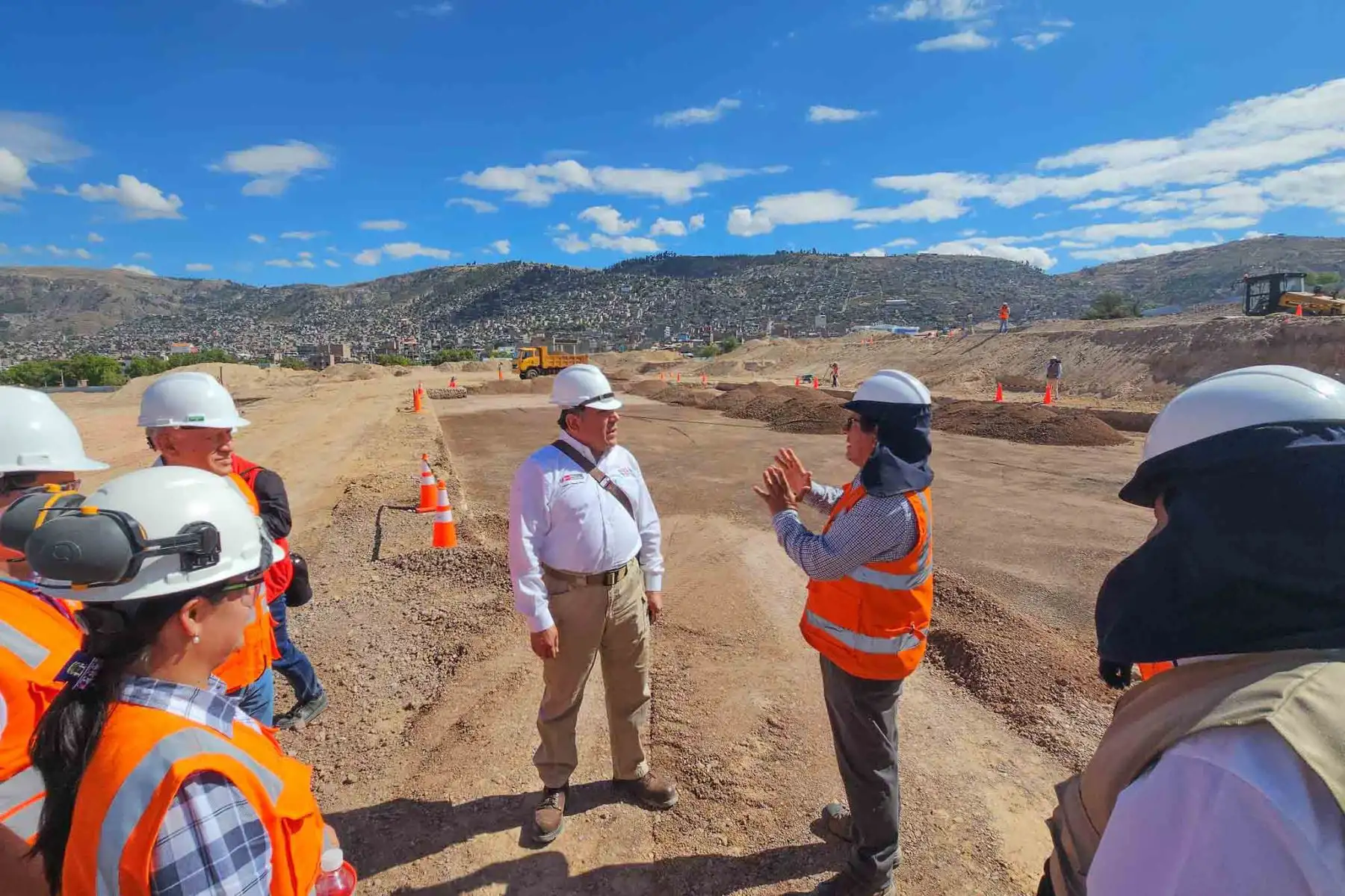 El presidente del Consejo de Ministros, Gustavo Adrianzén, supervisó los trabajos que se realizan en la Universidad Nacional San Cristóbal de Huamanga, donde se implementan la residencia y el comedor para deportistas. Foto: PCM