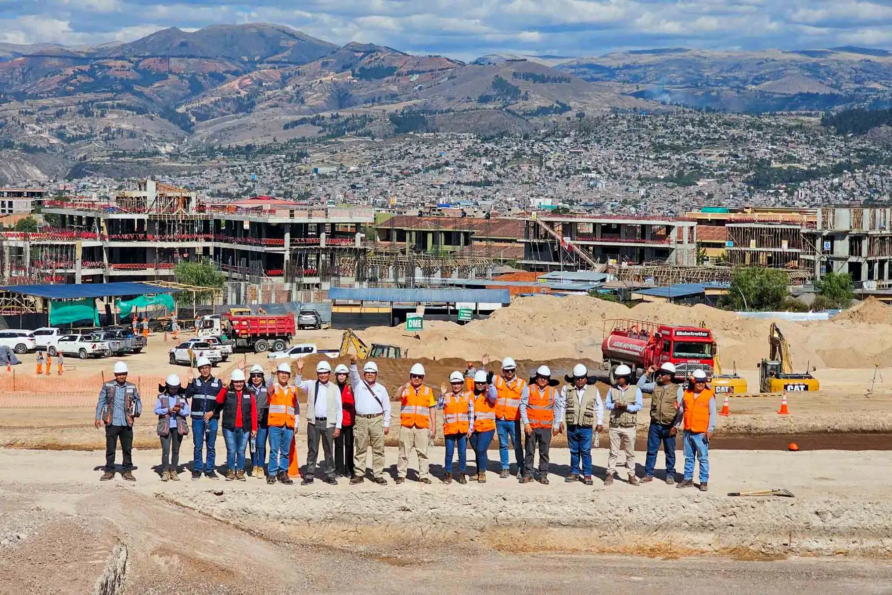 El presidente del Consejo de Ministros, Gustavo Adrianzén, supervisó los trabajos que se realizan en la Universidad Nacional San Cristóbal de Huamanga, donde se implementan la residencia y el comedor para deportistas. Foto: PCM