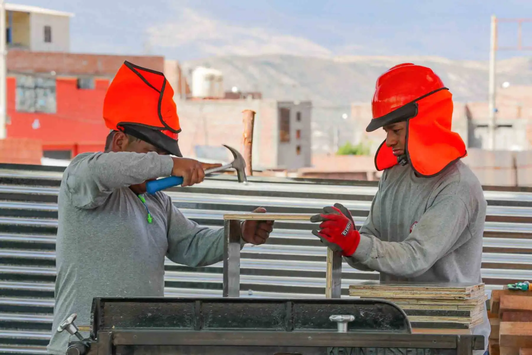 El presidente del Consejo de Ministros, Gustavo Adrianzén, supervisó los trabajos que se realizan en la Universidad Nacional San Cristóbal de Huamanga, donde se implementan la residencia y el comedor para deportistas. Foto: PCM