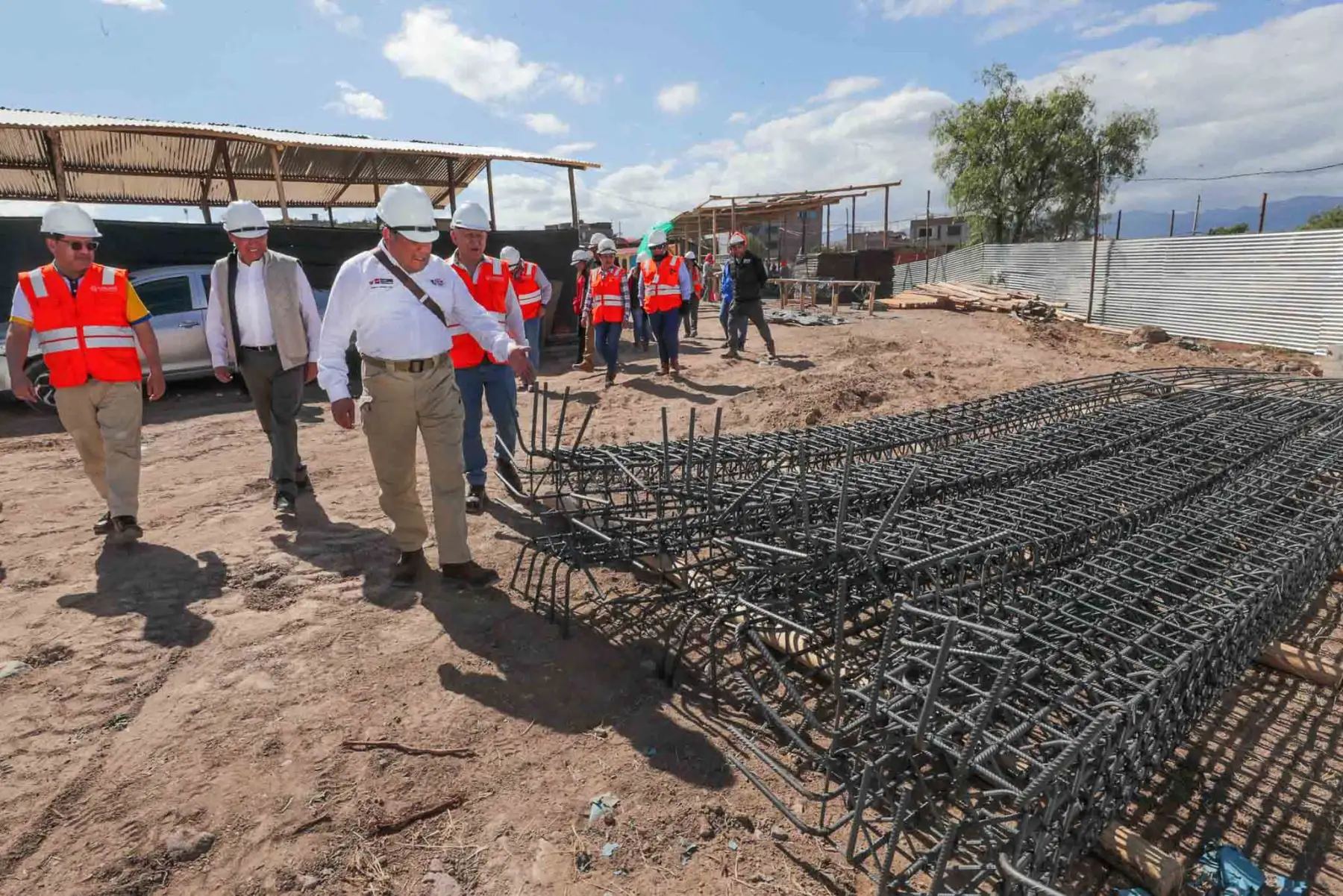 El presidente del Consejo de Ministros, Gustavo Adrianzén, supervisó los trabajos que se realizan en la Universidad Nacional San Cristóbal de Huamanga, donde se implementan la residencia y el comedor para deportistas. Foto: PCM