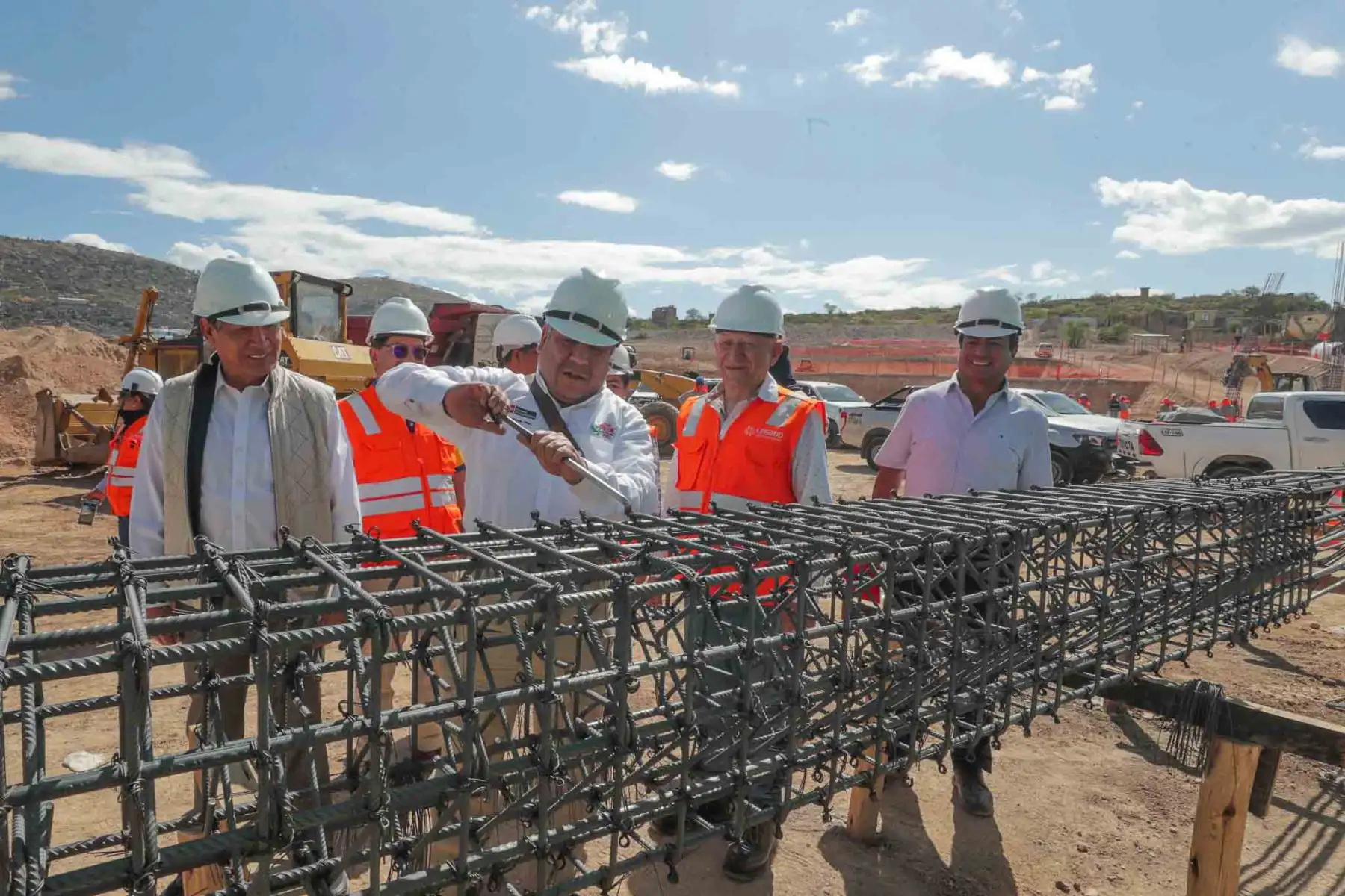 El presidente del Consejo de Ministros, Gustavo Adrianzén, supervisó los trabajos que se realizan en la Universidad Nacional San Cristóbal de Huamanga, donde se implementan la residencia y el comedor para deportistas. Foto: PCM