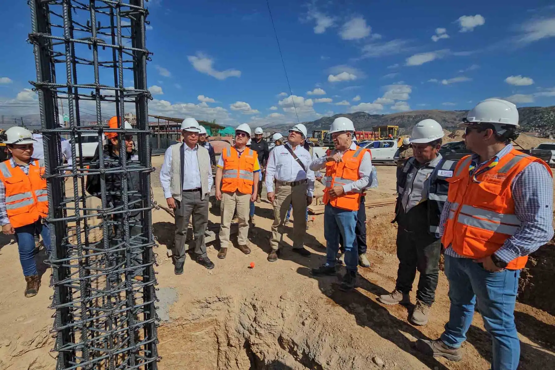 El presidente del Consejo de Ministros, Gustavo Adrianzén, supervisó los trabajos que se realizan en la Universidad Nacional San Cristóbal de Huamanga, donde se implementan la residencia y el comedor para deportistas. Foto: PCM