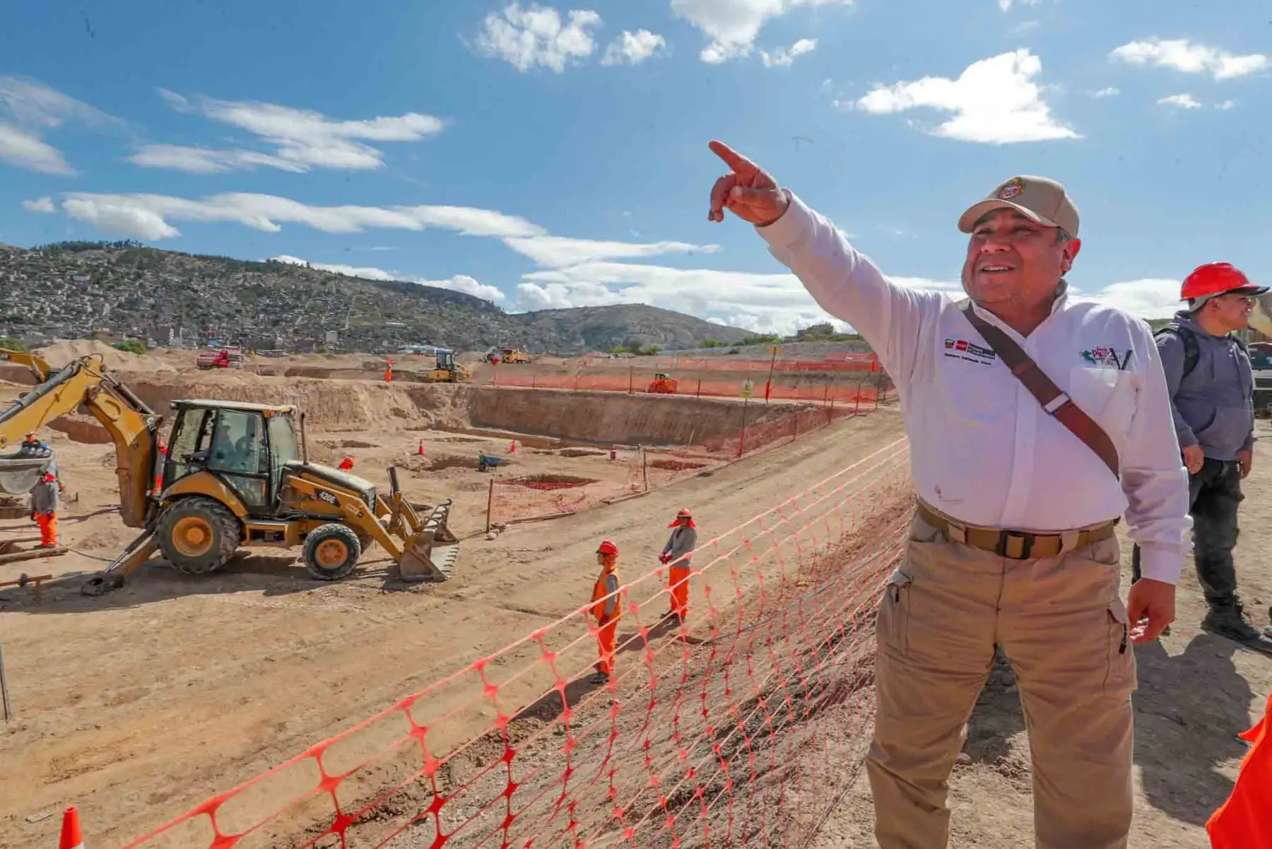El presidente del Consejo de Ministros, Gustavo Adrianzén, supervisó los trabajos que se realizan en la Universidad Nacional San Cristóbal de Huamanga, donde se implementan la residencia y el comedor para deportistas. Foto: PCM