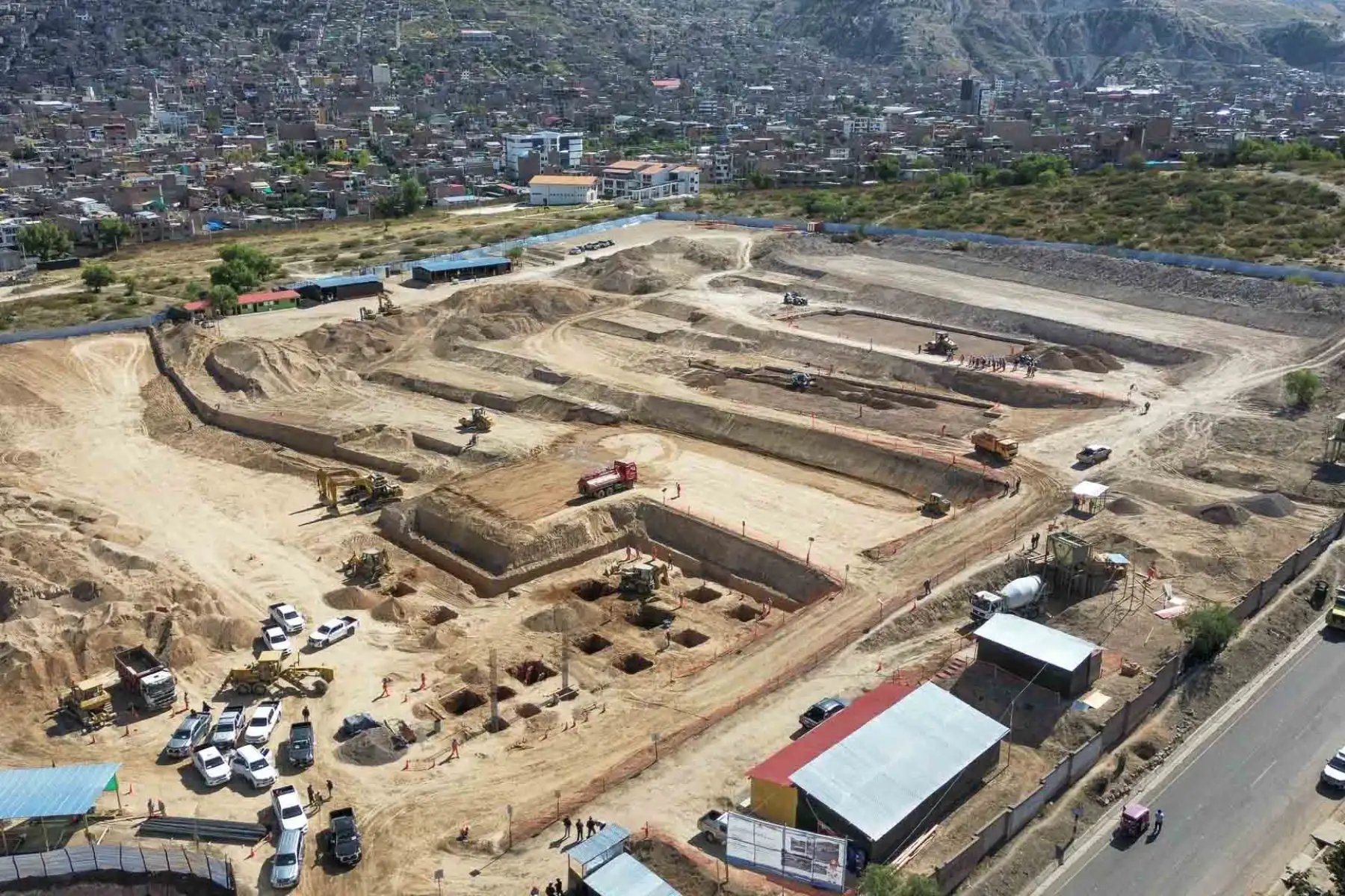 El presidente del Consejo de Ministros, Gustavo Adrianzén, supervisó los trabajos que se realizan en la Universidad Nacional San Cristóbal de Huamanga, donde se implementan la residencia y el comedor para deportistas. Foto: PCM