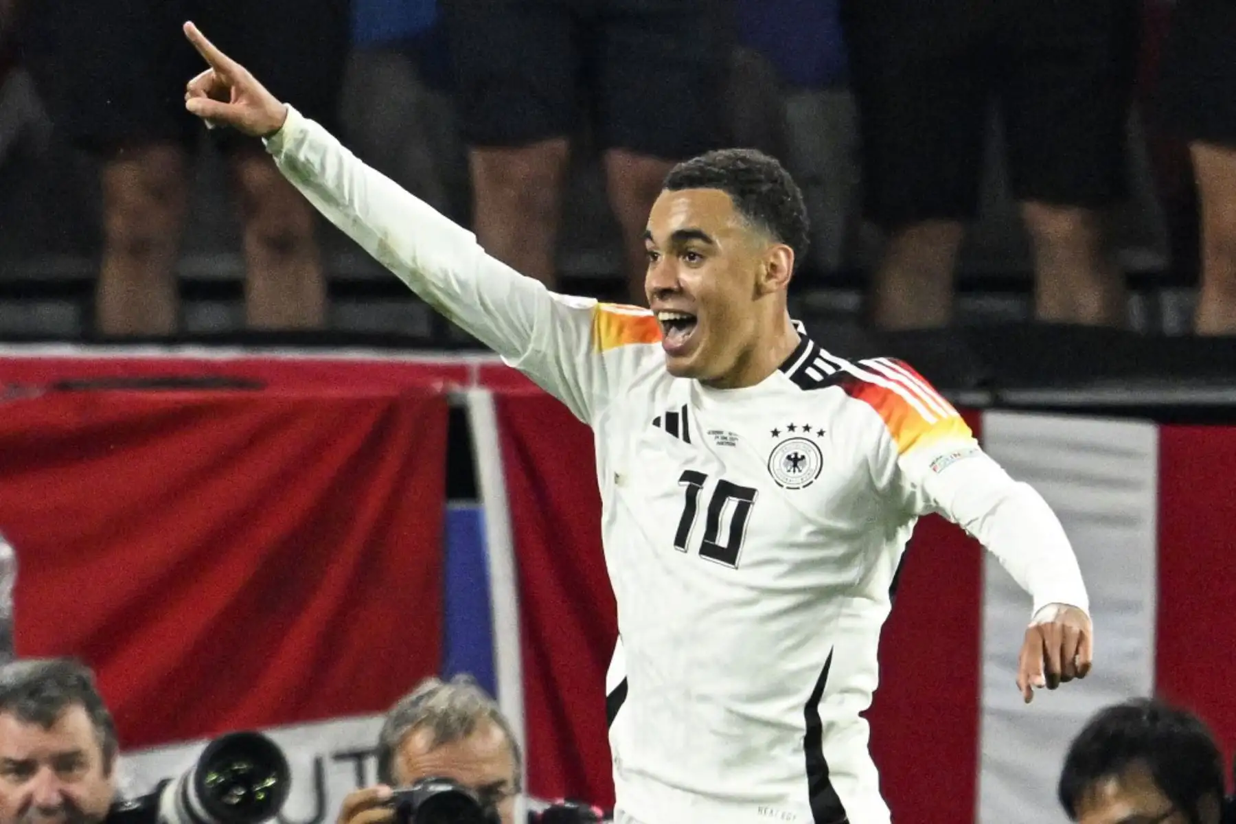 El centrocampista alemán Jamal Musiala anota el segundo gol de su equipo superando al portero danés Kasper Schmeichel durante el partido de octavos de final de la UEFA Euro 2024 entre Alemania y Dinamarca. Foto: AFP