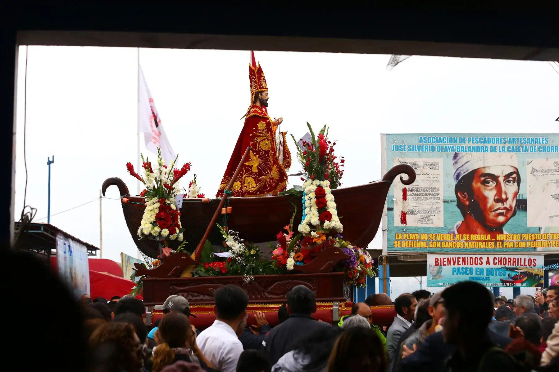 En el distrito de Chorrillos se celebra  dos festividades más importantes : el Día de San Pedro y San Pablo y el aniversario de la inmolación del mártir chorrillano, José Olaya Balandra. Cientos de limeños celebran con procesión religiosa, conciertos en vivo, desfiles cívico-militares y diversos eventos.
Foto: ANDINA/Eddy Ramos