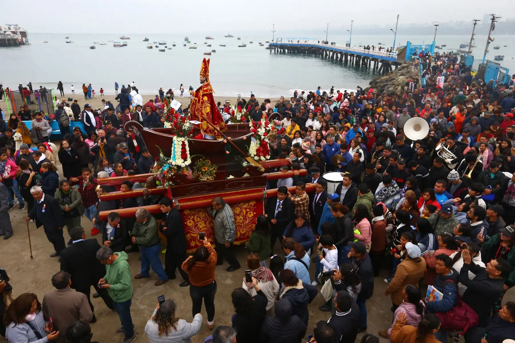 En el distrito de Chorrillos se celebra  dos festividades más importantes : el Día de San Pedro y San Pablo y el aniversario de la inmolación del mártir chorrillano, José Olaya Balandra. Cientos de limeños celebran con procesión religiosa, conciertos en vivo, desfiles cívico-militares y diversos eventos.
Foto: ANDINA/Eddy Ramos