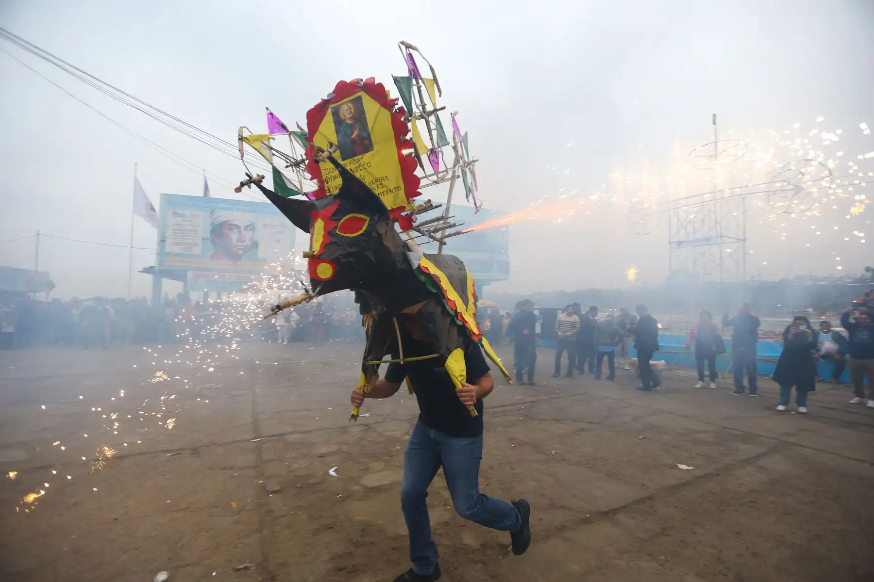 En el distrito de Chorrillos se celebra  dos festividades más importantes : el Día de San Pedro y San Pablo y el aniversario de la inmolación del mártir chorrillano, José Olaya Balandra. Cientos de limeños celebran con procesión religiosa, conciertos en vivo, desfiles cívico-militares y diversos eventos.
Foto: ANDINA/Eddy Ramos