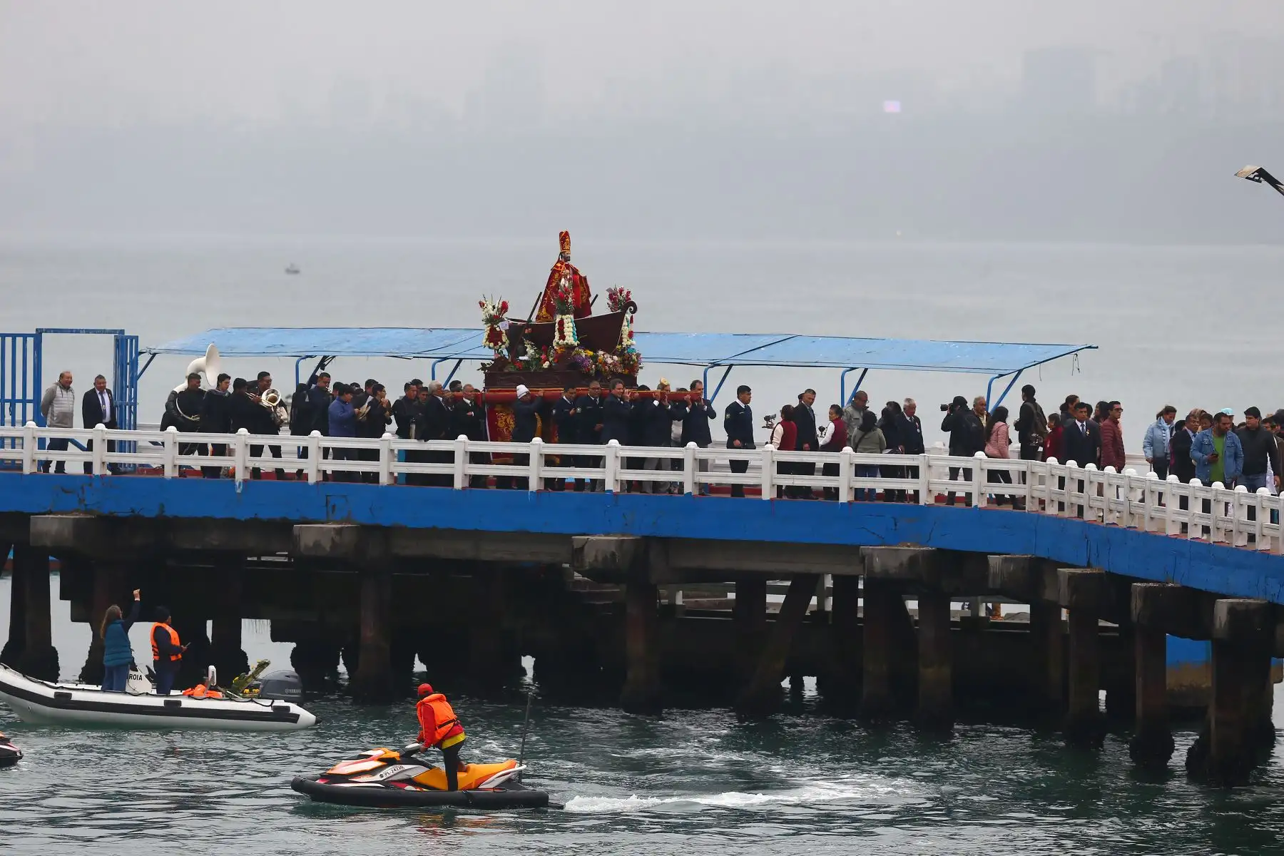 En el distrito de Chorrillos se celebra  dos festividades más importantes : el Día de San Pedro y San Pablo y el aniversario de la inmolación del mártir chorrillano, José Olaya Balandra. Cientos de limeños celebran con procesión religiosa, conciertos en vivo, desfiles cívico-militares y diversos eventos.
Foto: ANDINA/Eddy Ramos