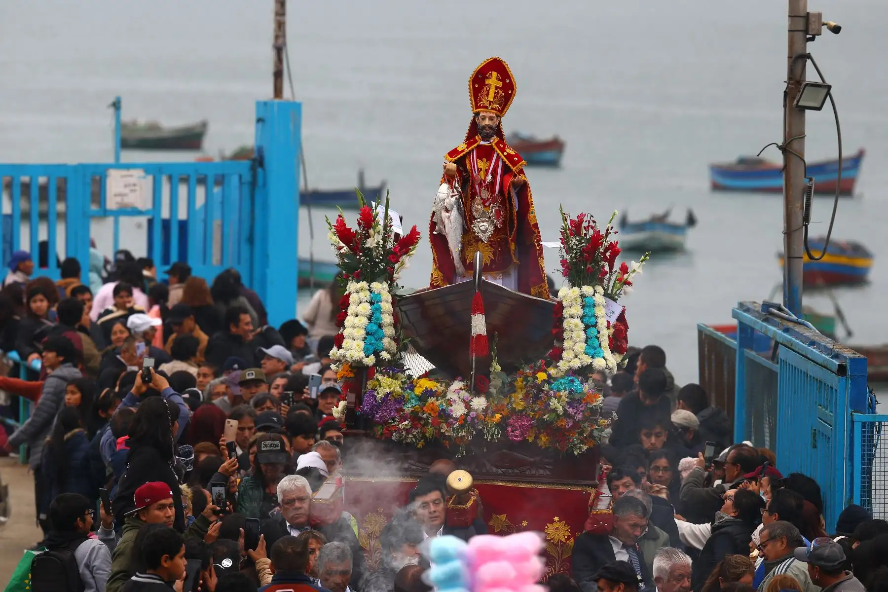 En el distrito de Chorrillos se celebra  dos festividades más importantes : el Día de San Pedro y San Pablo y el aniversario de la inmolación del mártir chorrillano, José Olaya Balandra. Cientos de limeños celebran con procesión religiosa, conciertos en vivo, desfiles cívico-militares y diversos eventos.
Foto: ANDINA/Eddy Ramos