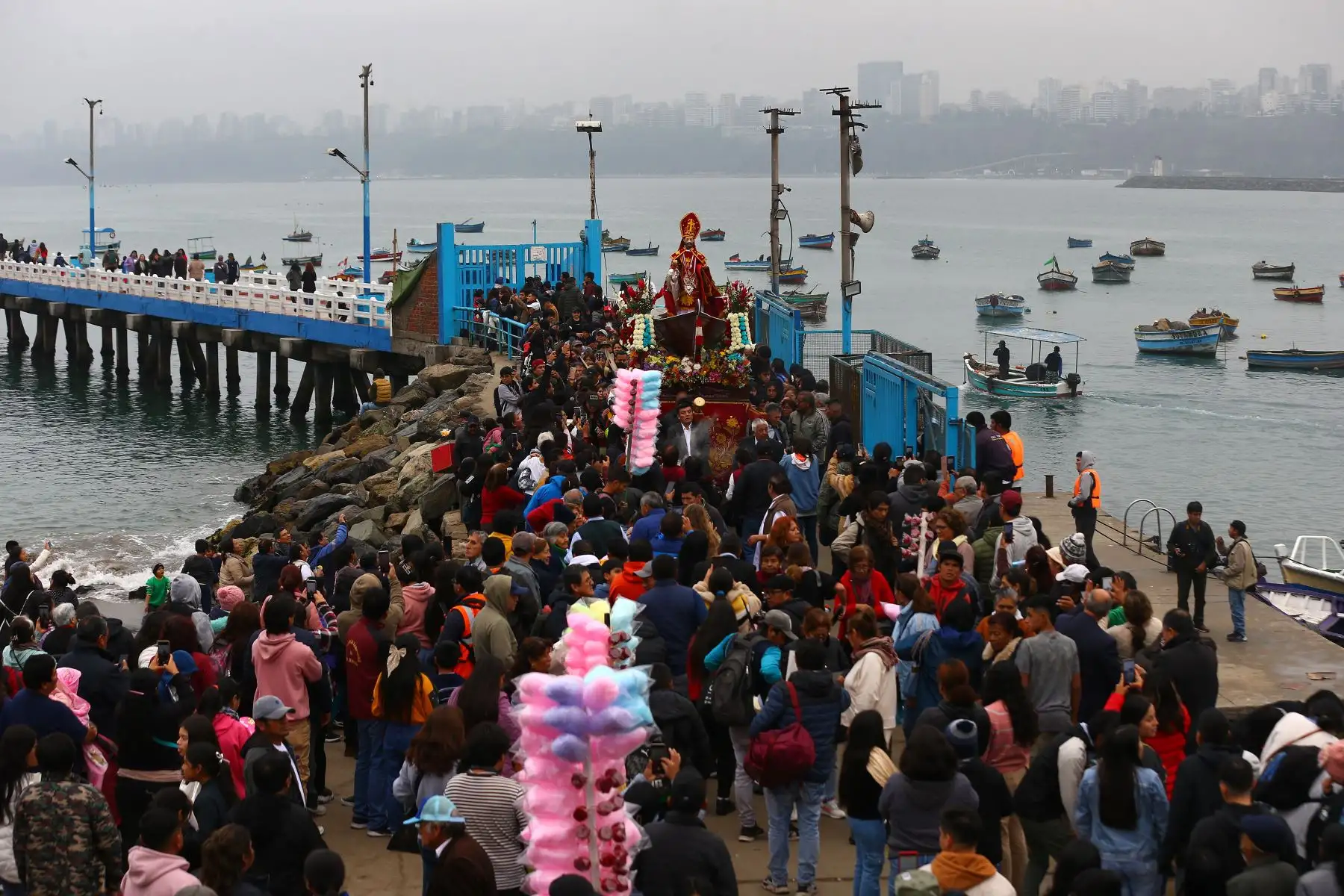 En el distrito de Chorrillos se celebra  dos festividades más importantes : el Día de San Pedro y San Pablo y el aniversario de la inmolación del mártir chorrillano, José Olaya Balandra. Cientos de limeños celebran con procesión religiosa, conciertos en vivo, desfiles cívico-militares y diversos eventos.
Foto: ANDINA/Eddy Ramos