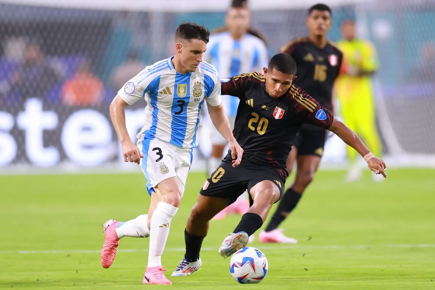 Nicolás Tagliafico de Argentina desafía el balón con Edison Flores de Perú durante el partido CONMEBOL Copa América 2024 Grupo A entre Argentina y Perú en el Hard Rock Stadium.
Foto: AFP