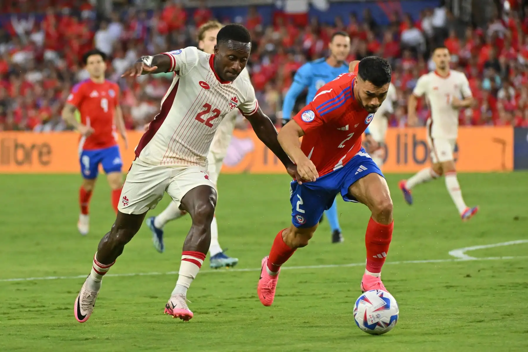 Richie Laryea de Canadá desafía el balón con Gabriel Suazo de Chile durante el partido CONMEBOL Copa América 2024 Grupo A entre Canadá y Chile en el Estadio Exploria.
Foto: AFP