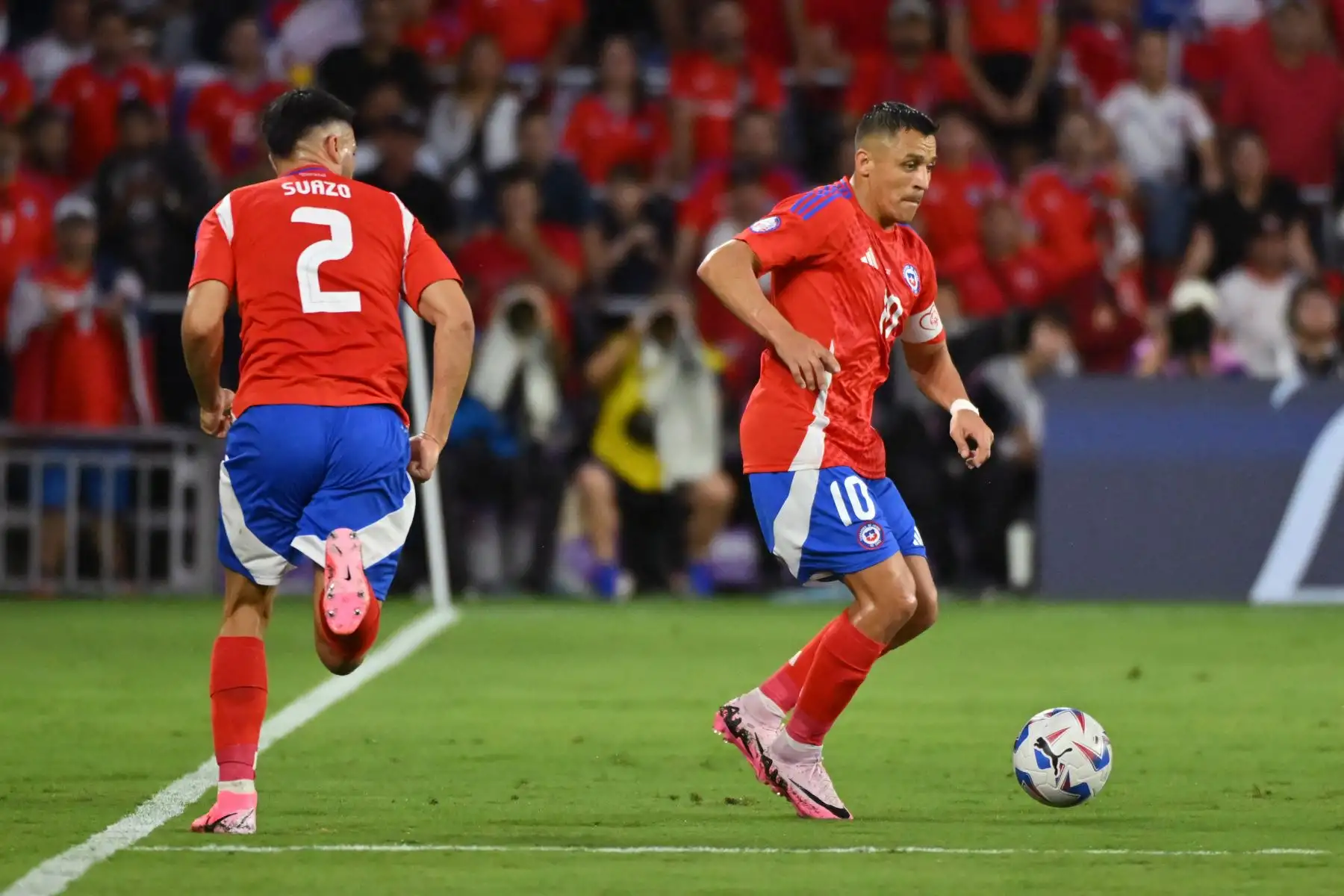 Alexis Sánchez de Chile controla el balón durante el partido del Grupo A de la CONMEBOL Copa América 2024 entre Canadá y Chile en el Estadio Exploria.
Foto: AFP