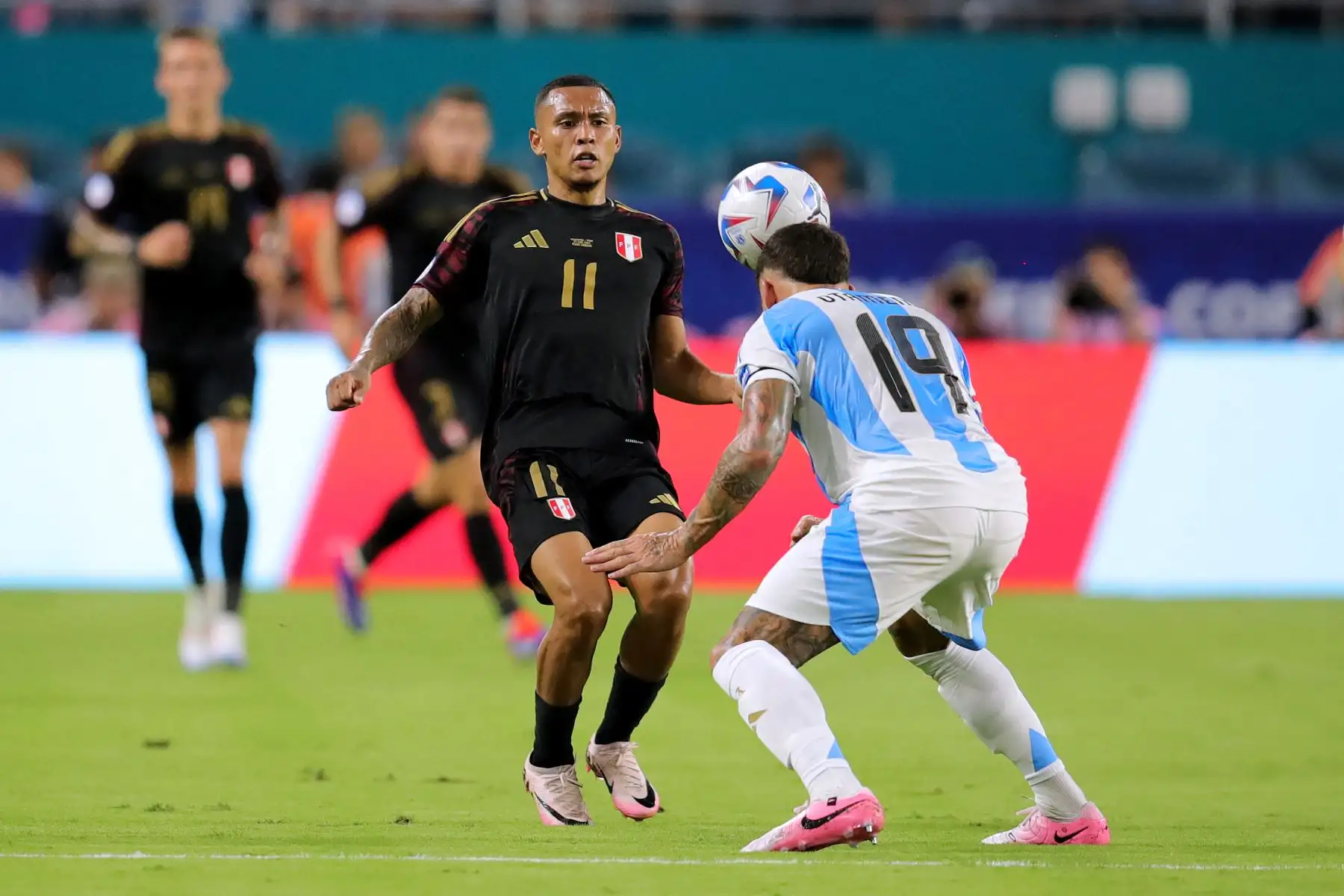 El delantero peruano Bryan Reyna lucha por el balón con el defensor argentino Nicolás Otamendi durante el torneo de fútbol del grupo A de la Copa América Conmebol 2024 entre Argentina y Perú en el Hard Rock Stadium de Miami, Florida.
Foto: AFP