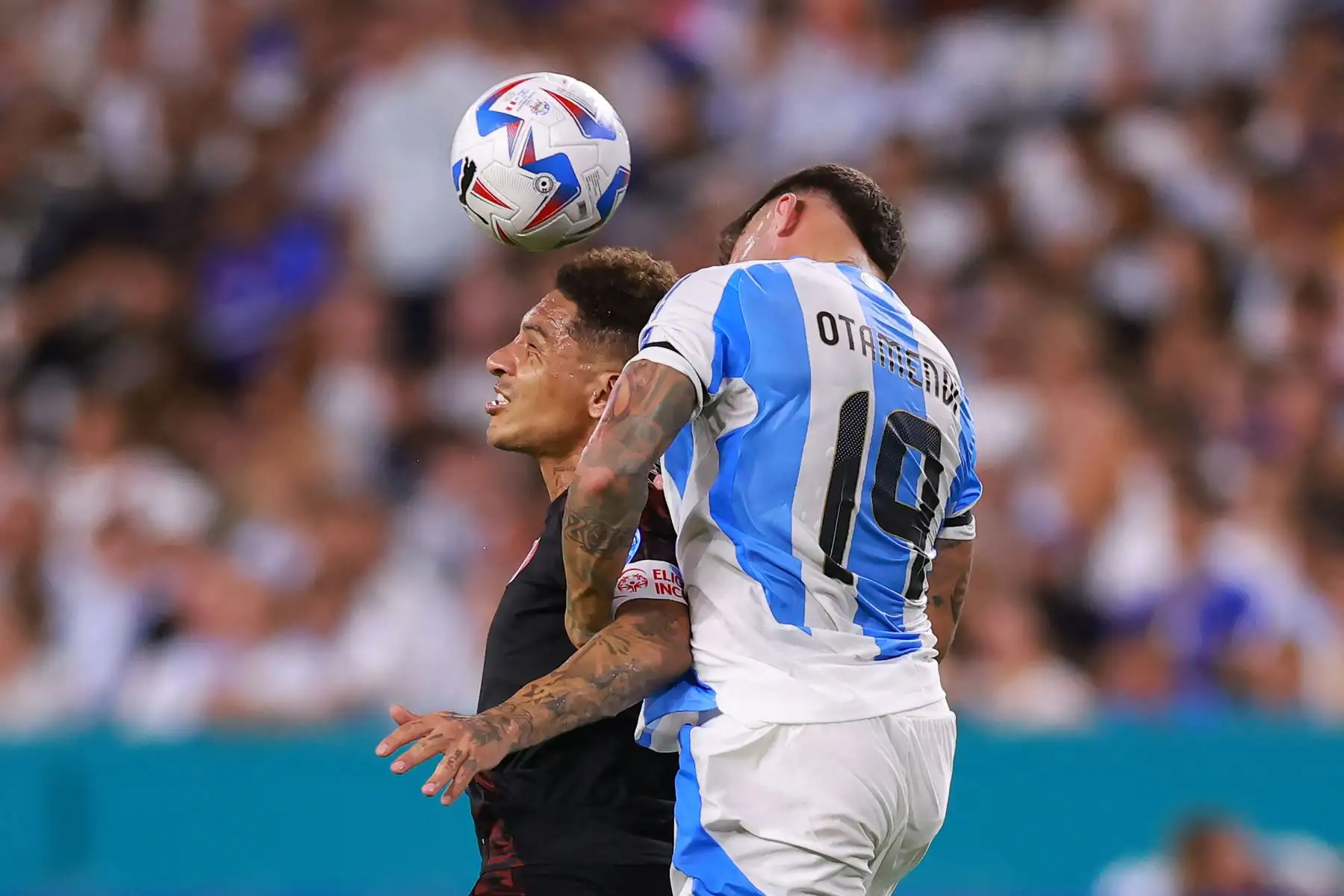Paolo Guerrero de Perú desafía el balón con Nicolás Otamendi de Argentina durante el partido CONMEBOL Copa América 2024 Grupo A entre Argentina y Perú en el Hard Rock Stadium.
Foto: AFP