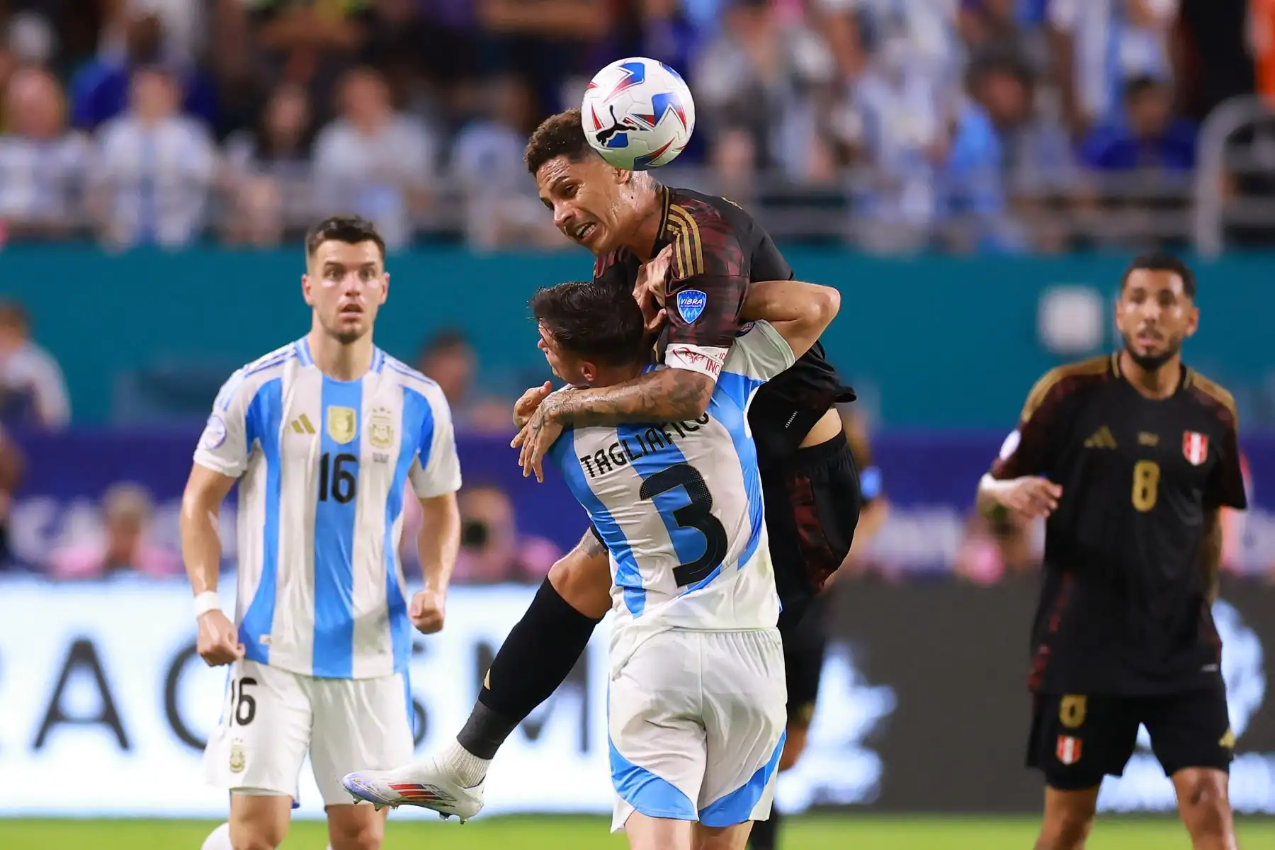 Paolo Guerrero de Perú desafía el balón con Nicolás Tagliafico de Argentina durante el partido del Grupo A de la CONMEBOL Copa América 2024 entre Argentina y Perú en el Hard Rock Stadium.
Foto: AFP