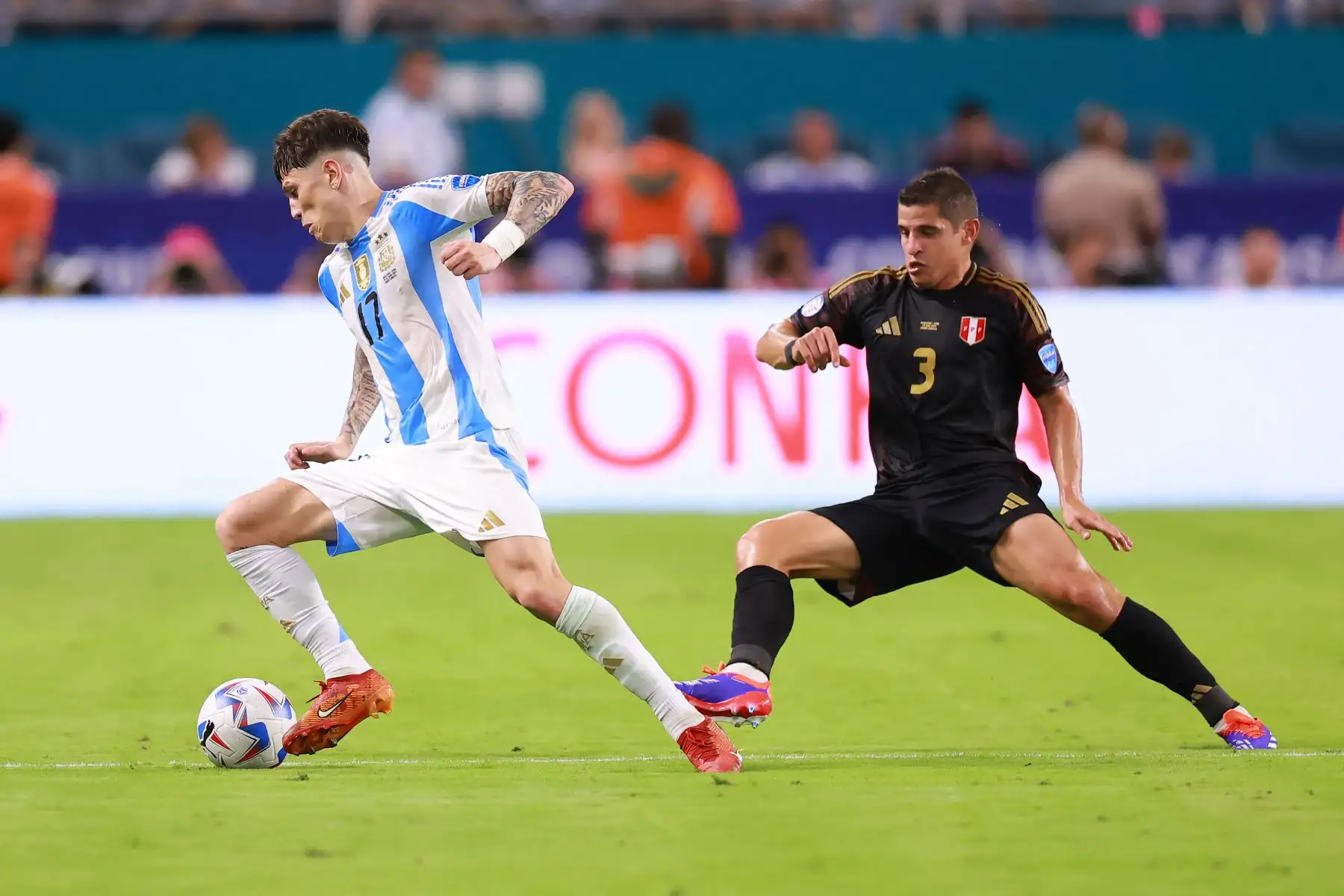 Alejandro Garnacho de Argentina desafía el balón con Aldo Corzo de Perú durante el partido del Grupo A de la CONMEBOL Copa América 2024 entre Argentina y Perú en el Hard Rock Stadium.
Foto: AFP