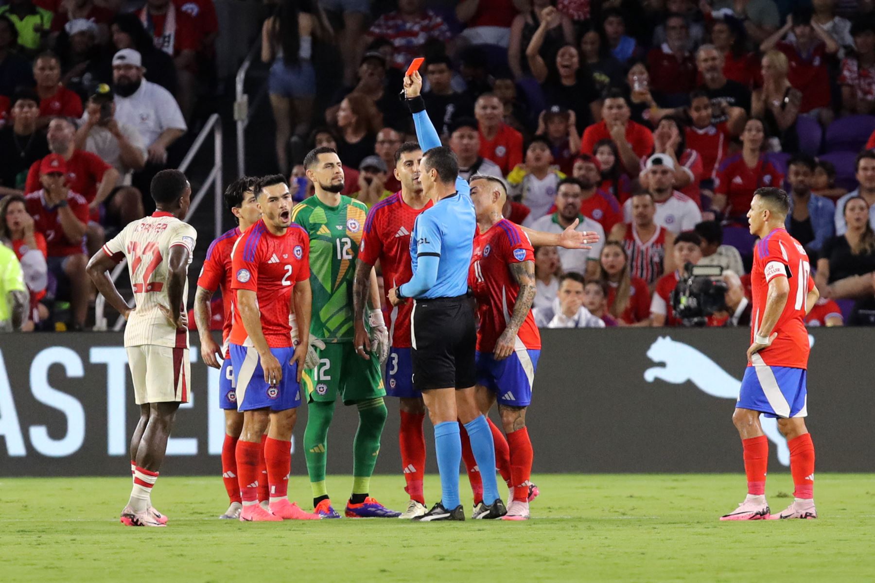 El árbitro Jesús Valenzuela le muestra una tarjeta roja a Gabriel Suazo de Chile durante el partido del Grupo A de la CONMEBOL Copa América 2024 entre Canadá y Chile en el Estadio Exploria el 29 de junio de 2024 en Orlando, Florida. 
Foto: AFP