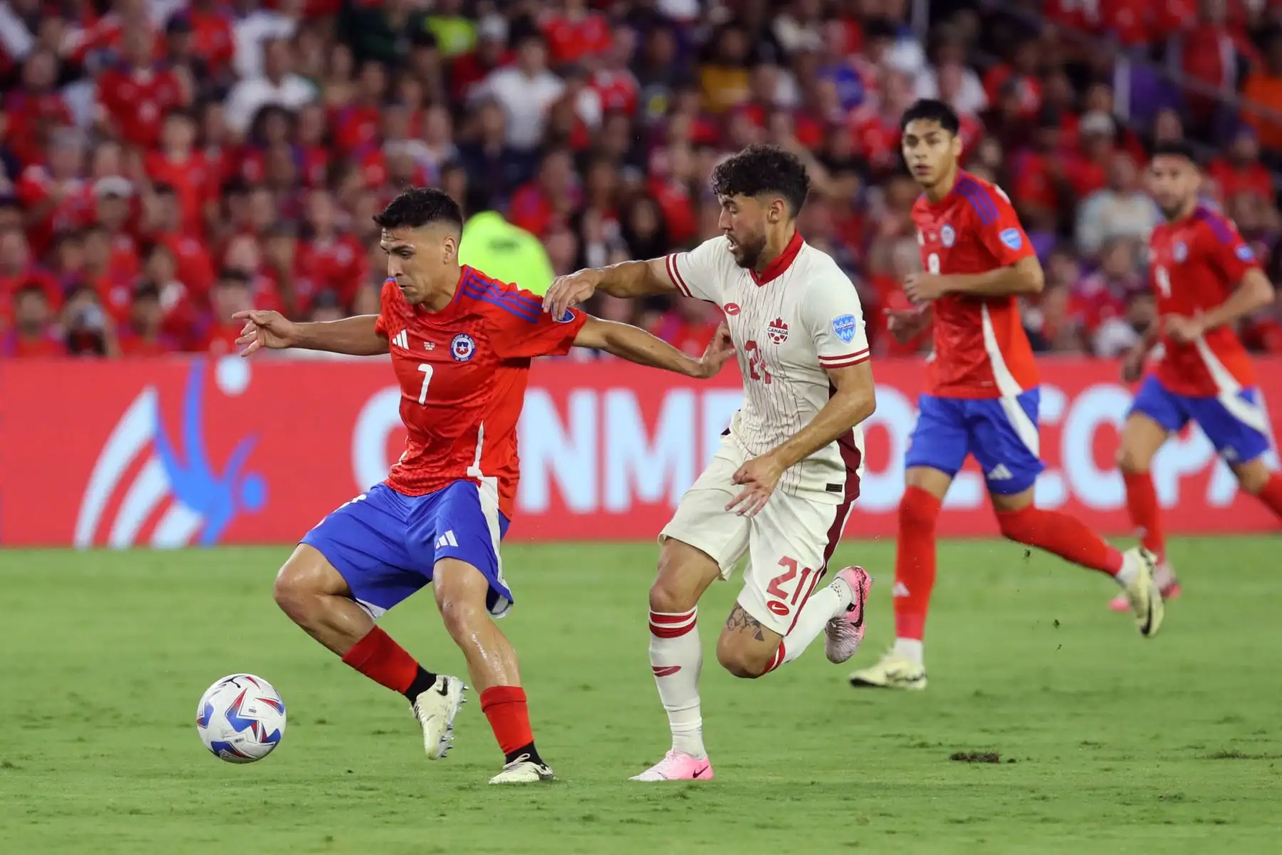 Marcelino Núñez de Chile desafía el balón con Jonathan Osorio de Canadá durante el partido del Grupo A de la CONMEBOL Copa América 2024 entre Canadá y Chile en el Estadio Exploria.
Foto: AFP