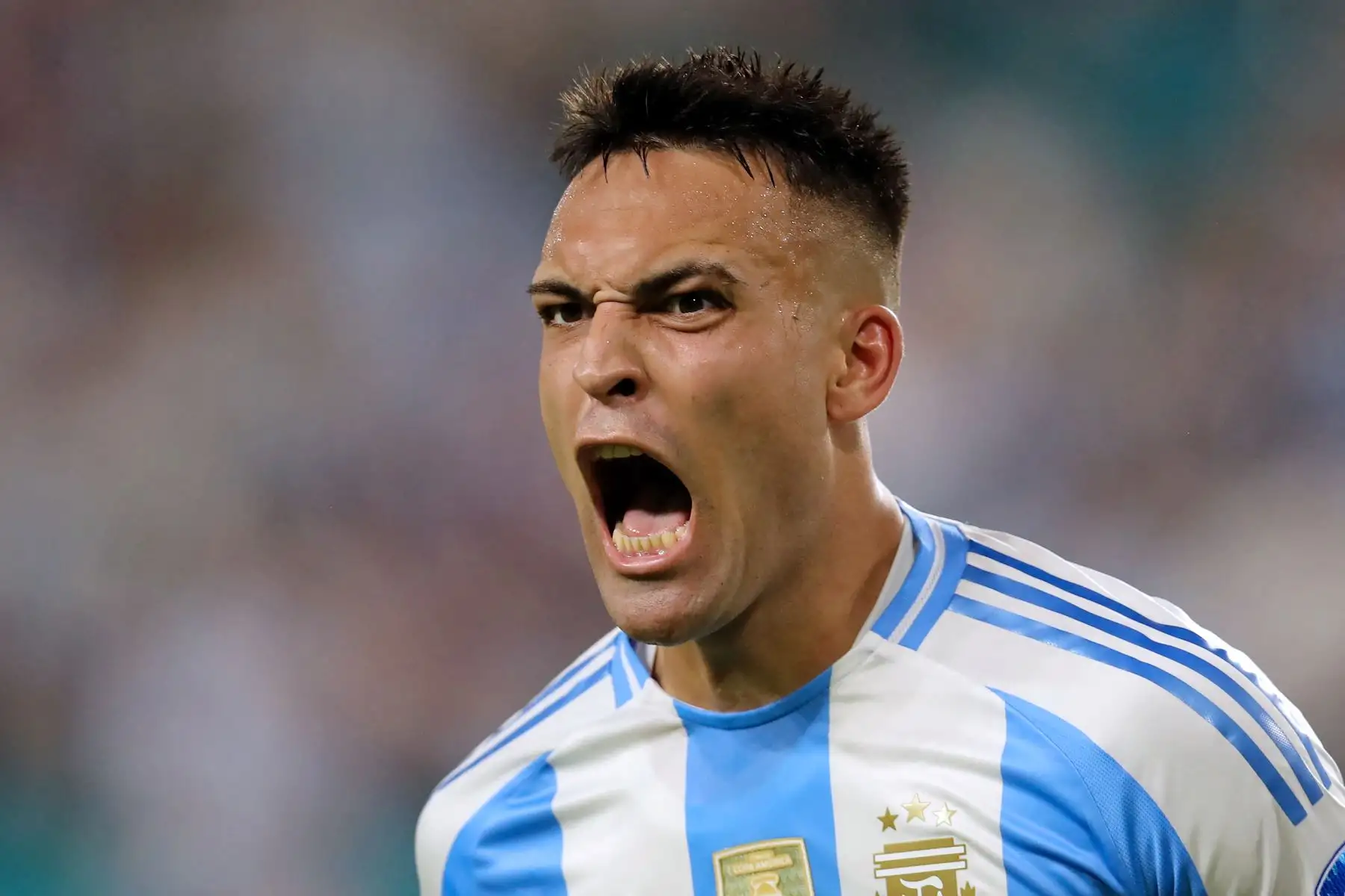 El delantero argentino , Lautaro Martínez, celebra marcar el primer gol de su equipo durante el torneo de fútbol del grupo Copa América Conmebol 2024, un partido entre Argentina y Perú en el Hard Rock Stadium de Miami, Florida.
Foto: AFP