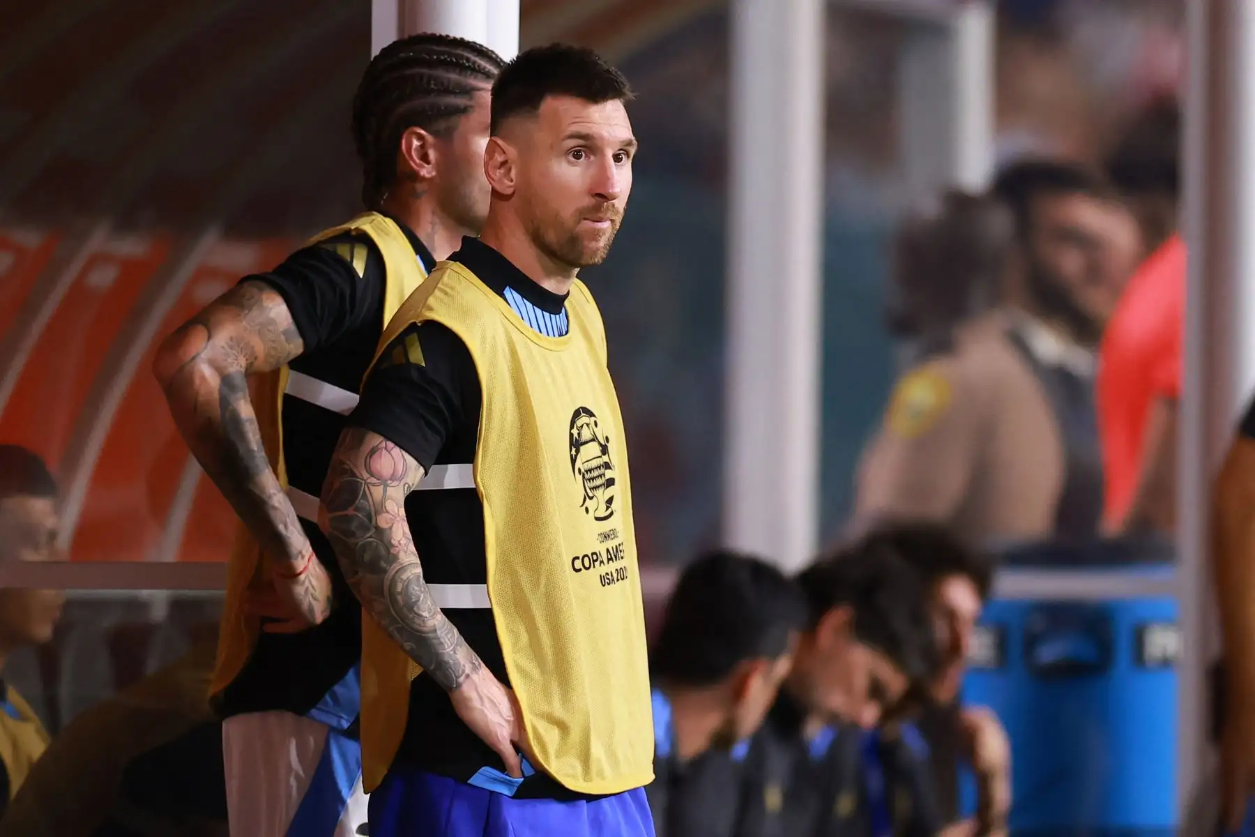 Lionel Messi de Argentina mira desde el banco durante el partido del Grupo A de la CONMEBOL Copa América 2024 entre Argentina y Perú en el Hard Rock Stadium el 29 de junio de 2024 en Miami Gardens, Florida. 
Foto: AFP