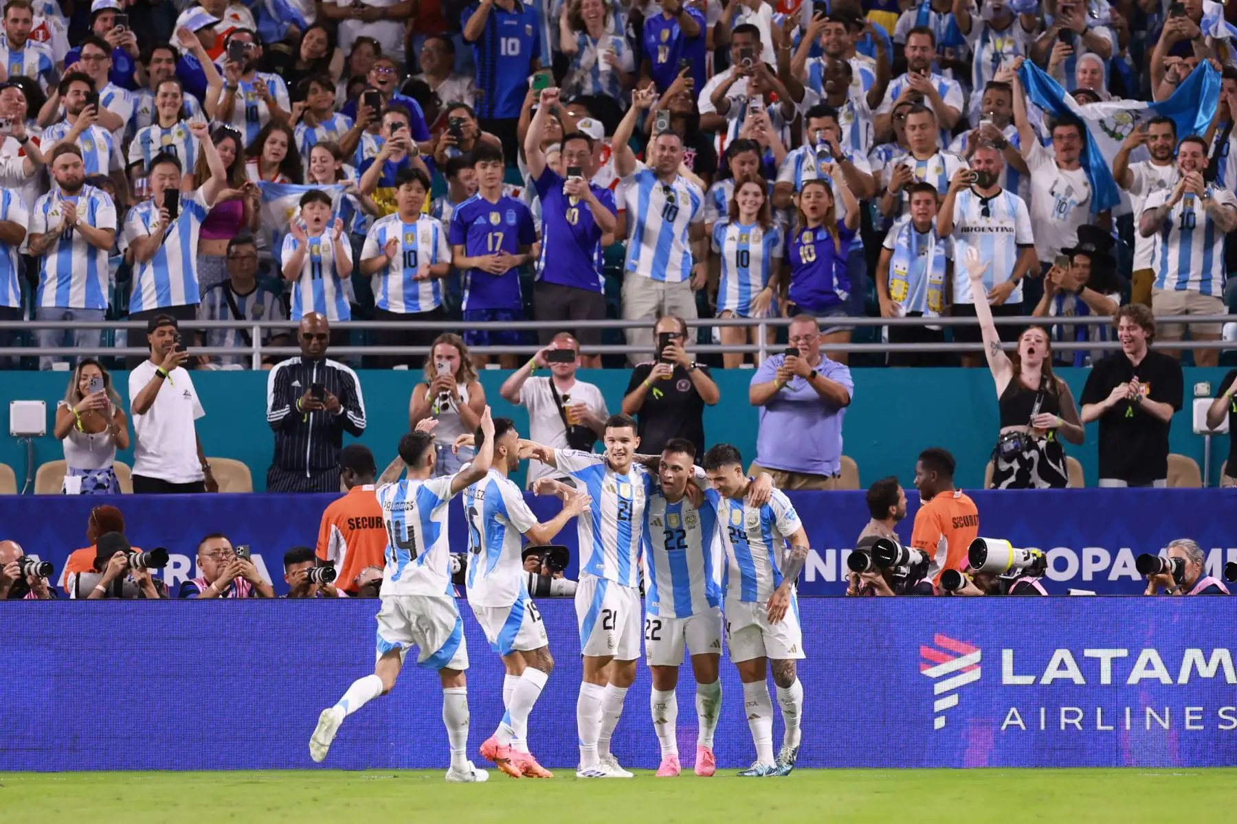 Lautaro Martínez de Argentina celebra con sus compañeros luego de anotar el segundo gol del equipo durante el partido del Grupo A de la CONMEBOL Copa América 2024 entre Argentina y Perú en el Hard Rock Stadium el 29 de junio de 2024 en Miami Gardens, Florida. 
Foto: AFP