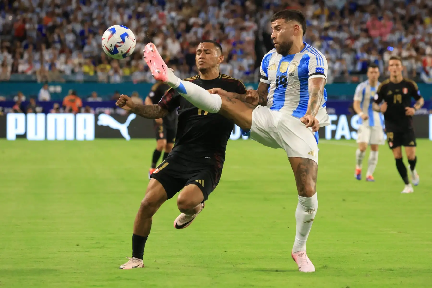 El defensor Nicolás Otamendi de Argentina en acción contra el delantero Bryan Reyna de Perú durante el partido del grupo CONMEBOL Copa América 2024 entre Argentina y Perú, en Miami, Florida, EE.UU.
Foto: AFP