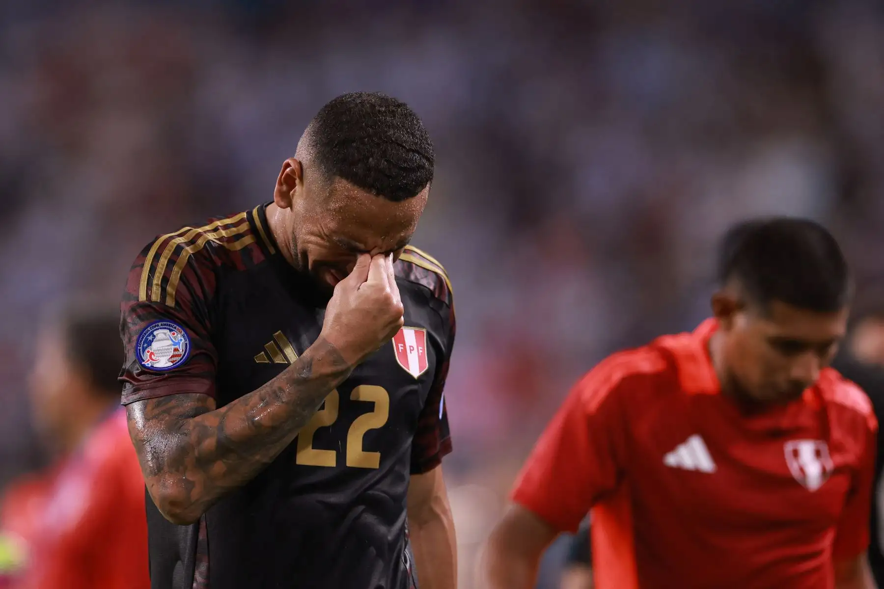 Alexander Callens de Perú parece abatido tras la eliminación del equipo durante el partido del Grupo A de la CONMEBOL Copa América 2024 entre Argentina y Perú en el Hard Rock Stadium el 29 de junio de 2024 en Miami Gardens, Florida. 
Foto: AFP