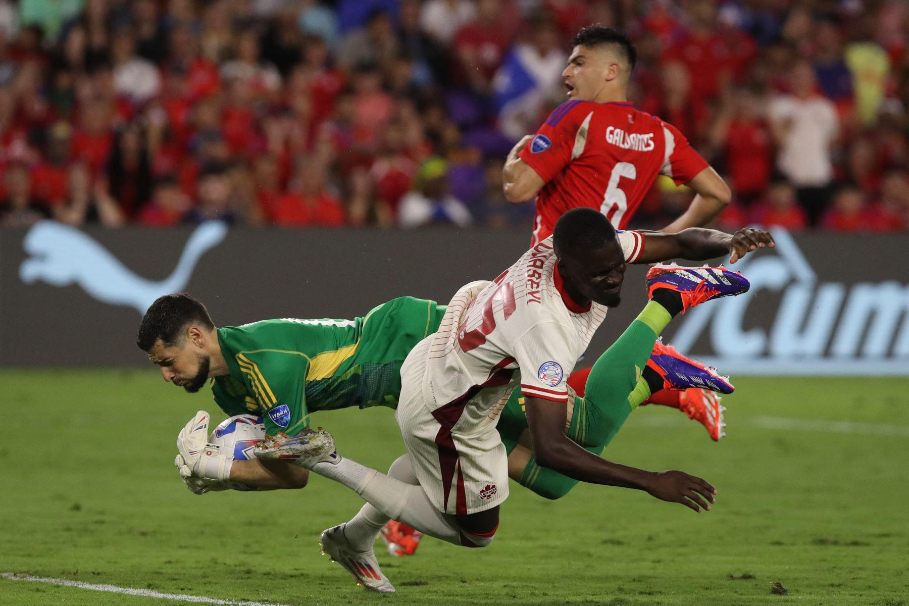 Gabriel Arias de Chile se enfrenta a Tani Oluwaseyi de Canadá durante el partido del Grupo A de la CONMEBOL Copa América 2024 entre Canadá y Chile en el Estadio Exploria.
Foto: AFP