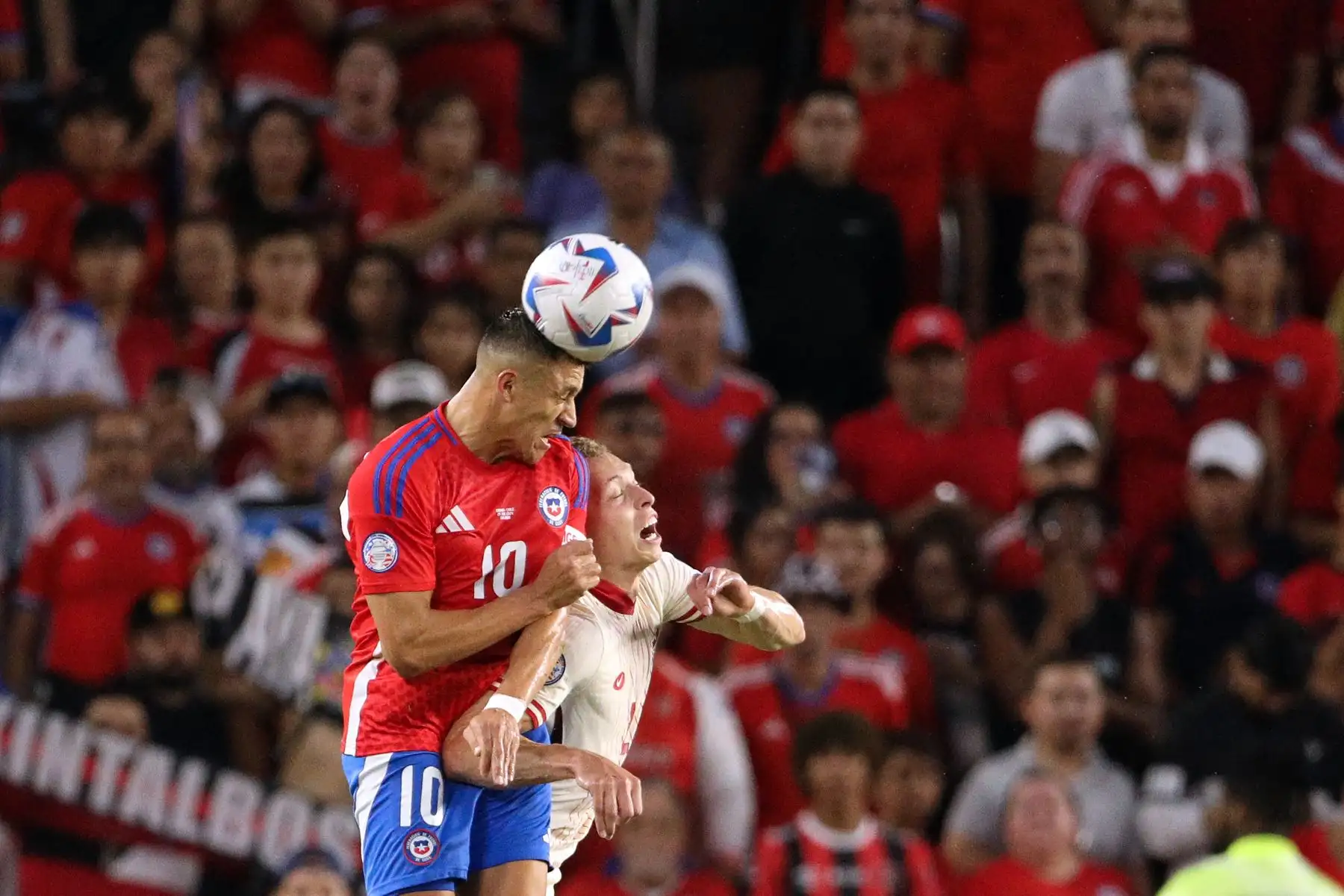 El delantero de Chile , Alexis Sánchez lucha por el balón con el defensor de Canadá , Alistair Johnston durante el torneo de fútbol del grupo A de la Copa América Conmebol 2024 entre Canadá y Chile en el estadio Inter&Co de Orlando, Florida.
Foto: AFP