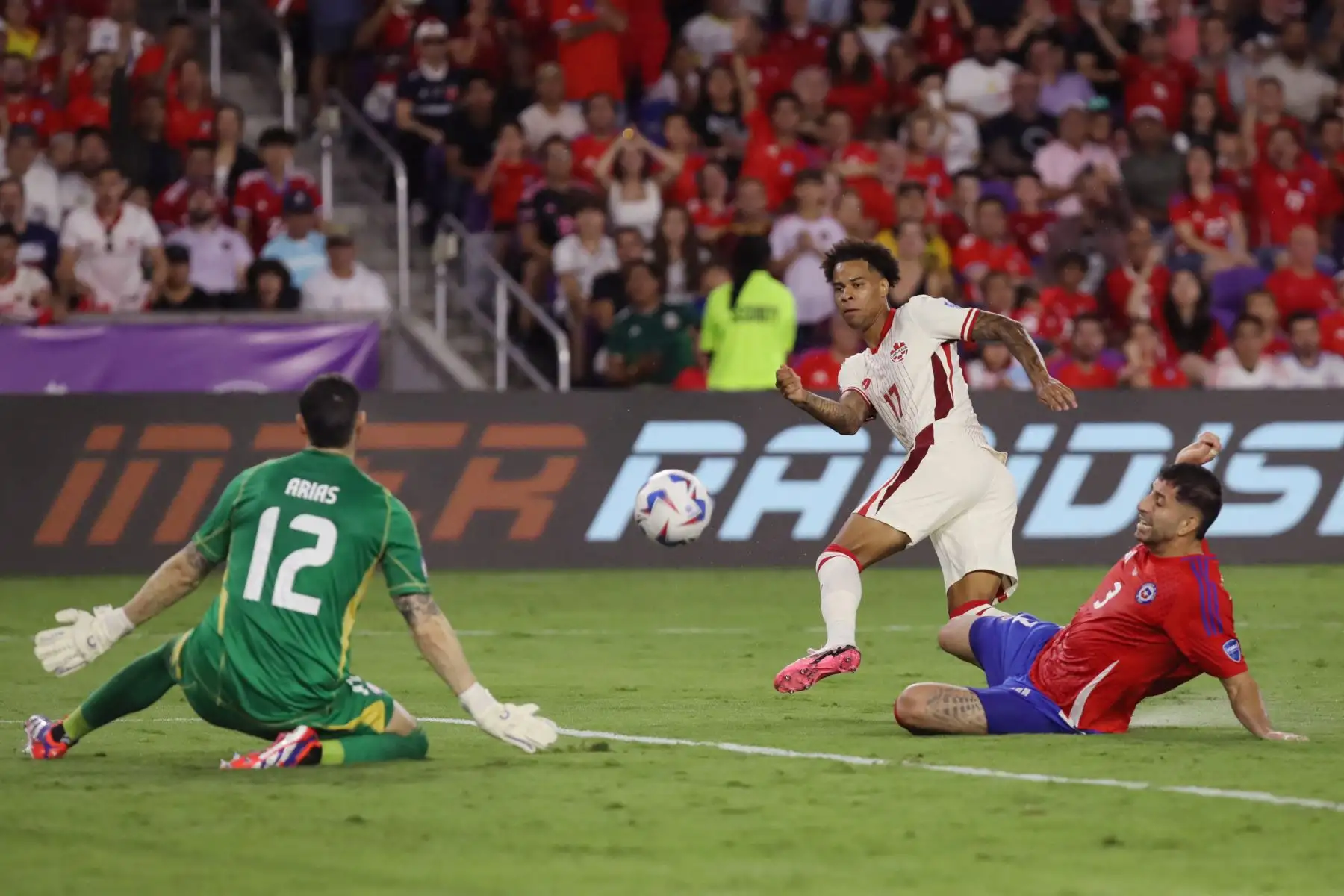 Tajon Buchanan de Canadá patea el balón durante el partido del Grupo A de la CONMEBOL Copa América 2024 entre Canadá y Chile en el Estadio Exploria.
Foto: AFP