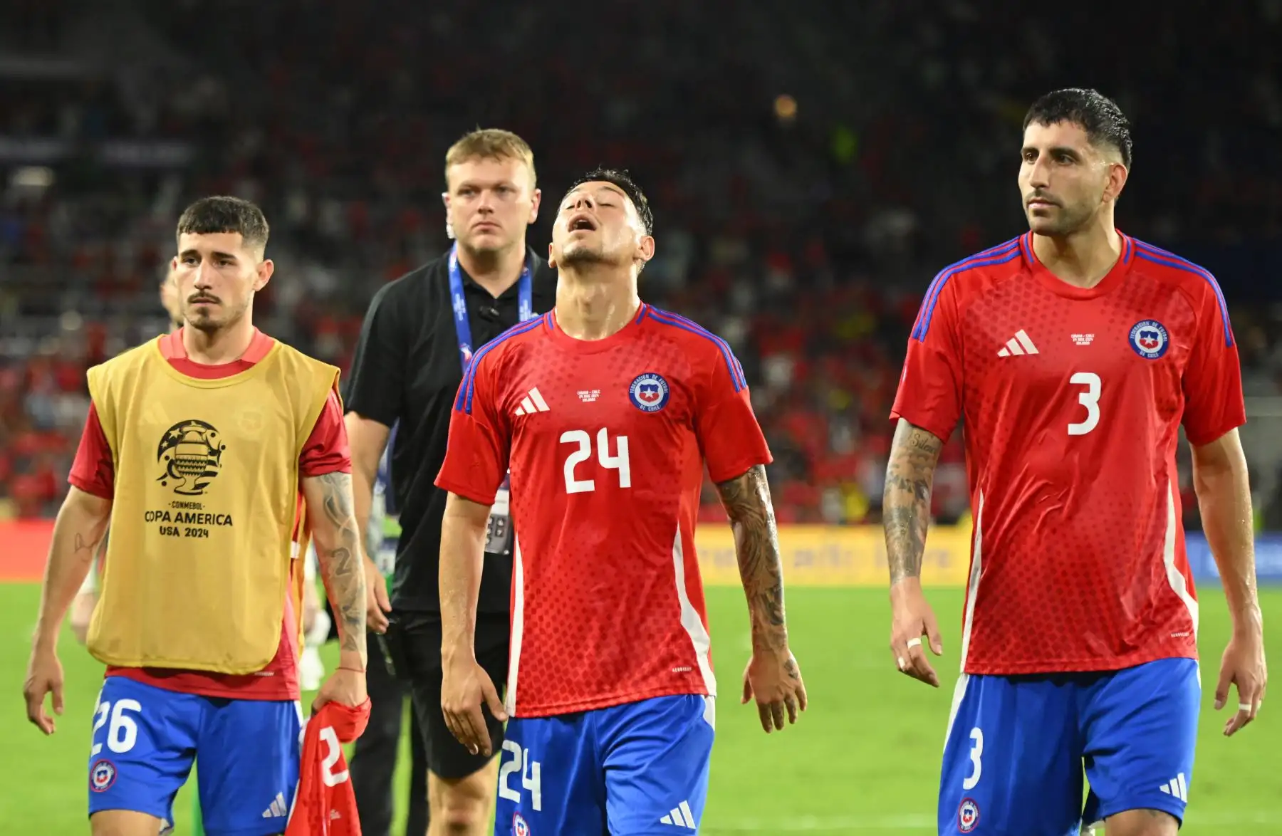 Nicolás Fernández, César Pérez y Guillermo Maripán de Chile lucen abatidos tras la eliminación del equipo durante el partido del Grupo A de la CONMEBOL Copa América 2024 entre Canadá y Chile en el Estadio Exploria.
Foto: AFP