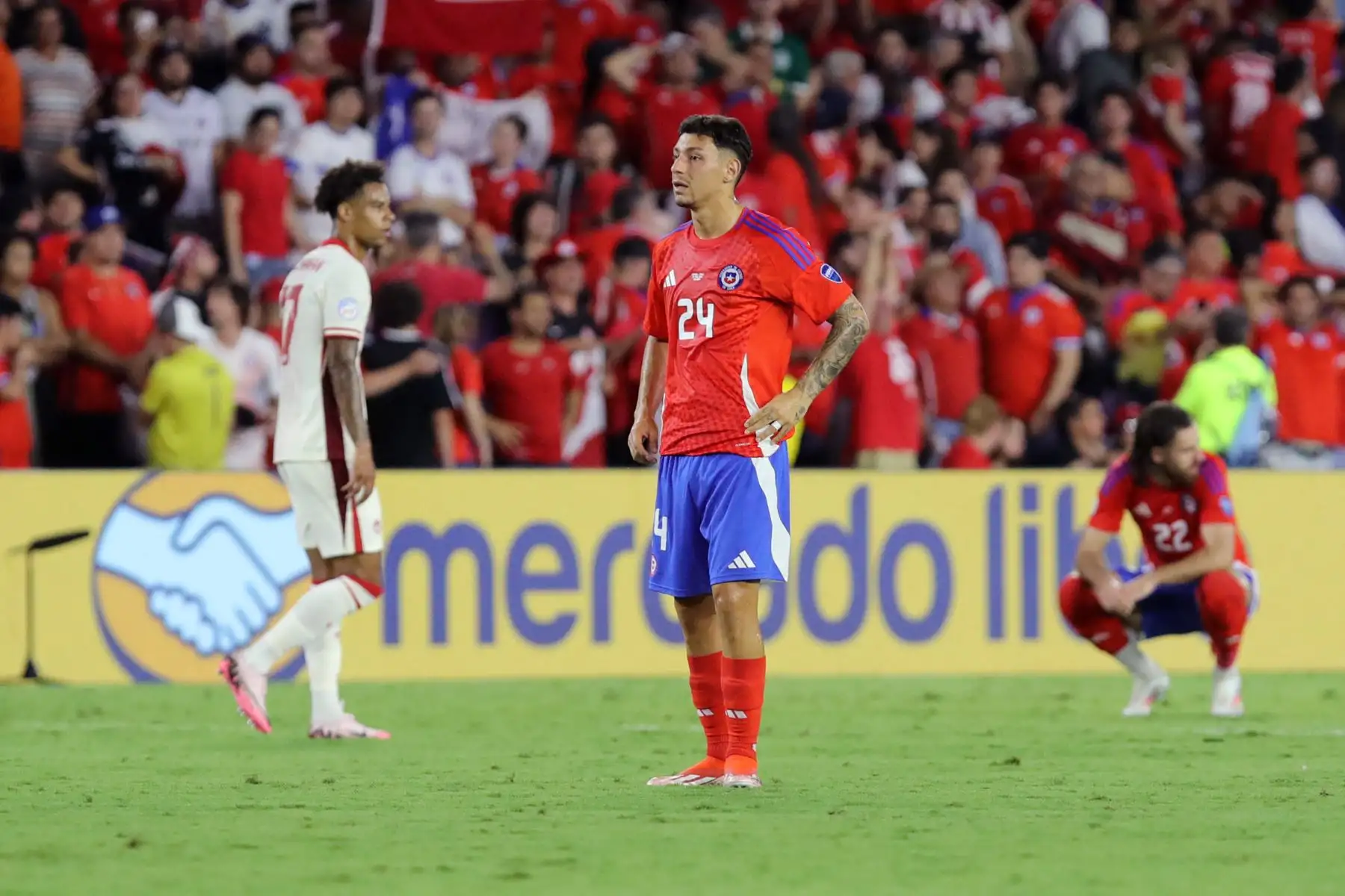 Gabriel Arias de Chile parece abatido tras la eliminación del equipo durante el partido del Grupo A de la CONMEBOL Copa América 2024 entre Canadá y Chile en el Estadio Exploria.
Foto: AFP