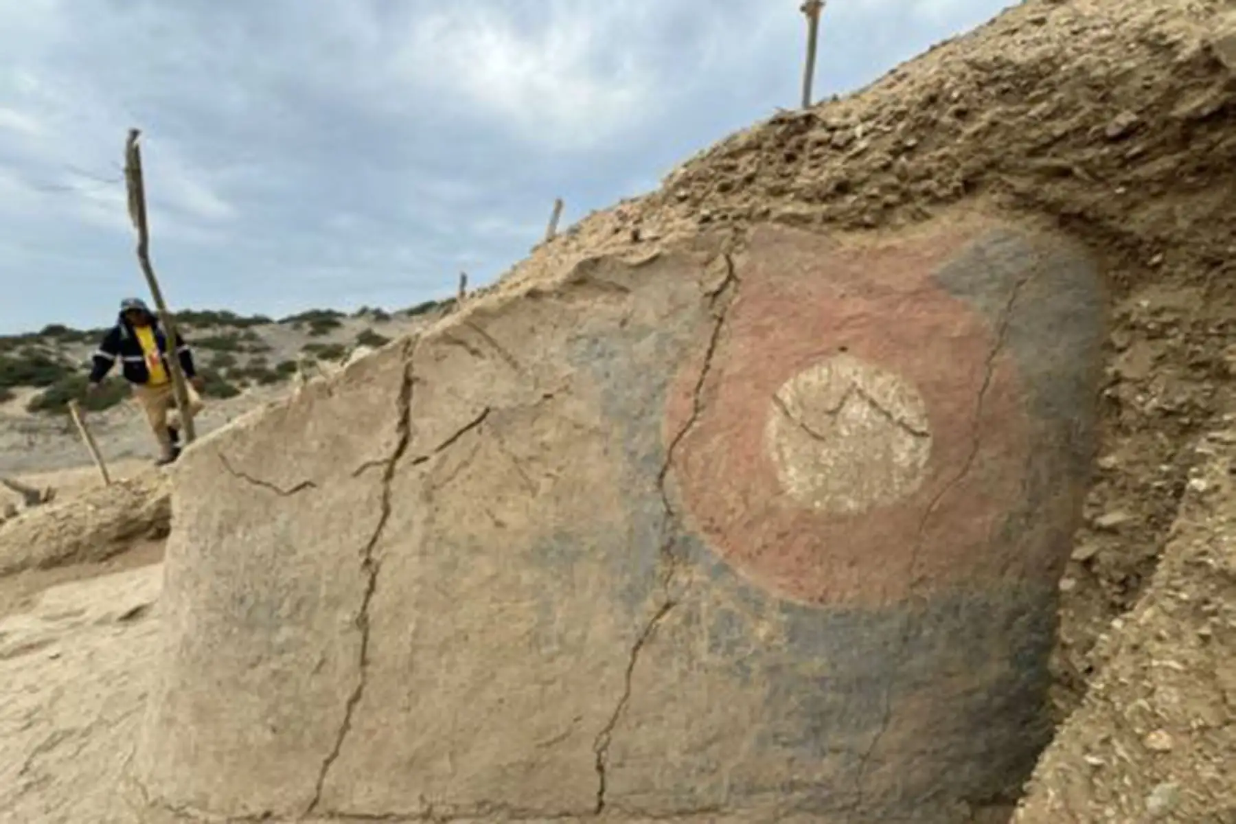 La arqueología peruana sigue sorprendiendo al mundo con nuevas revelaciones, y esta vez un equipo de investigadores desarrolla un trabajo pionero que acaba de descubrir en el distrito de Zaña, en la región Lambayeque, vestigios de dos estructuras monumentales, una de las cuales constituye un templo de hace 4,000 años.
Foto: ANDINA/ Difusión