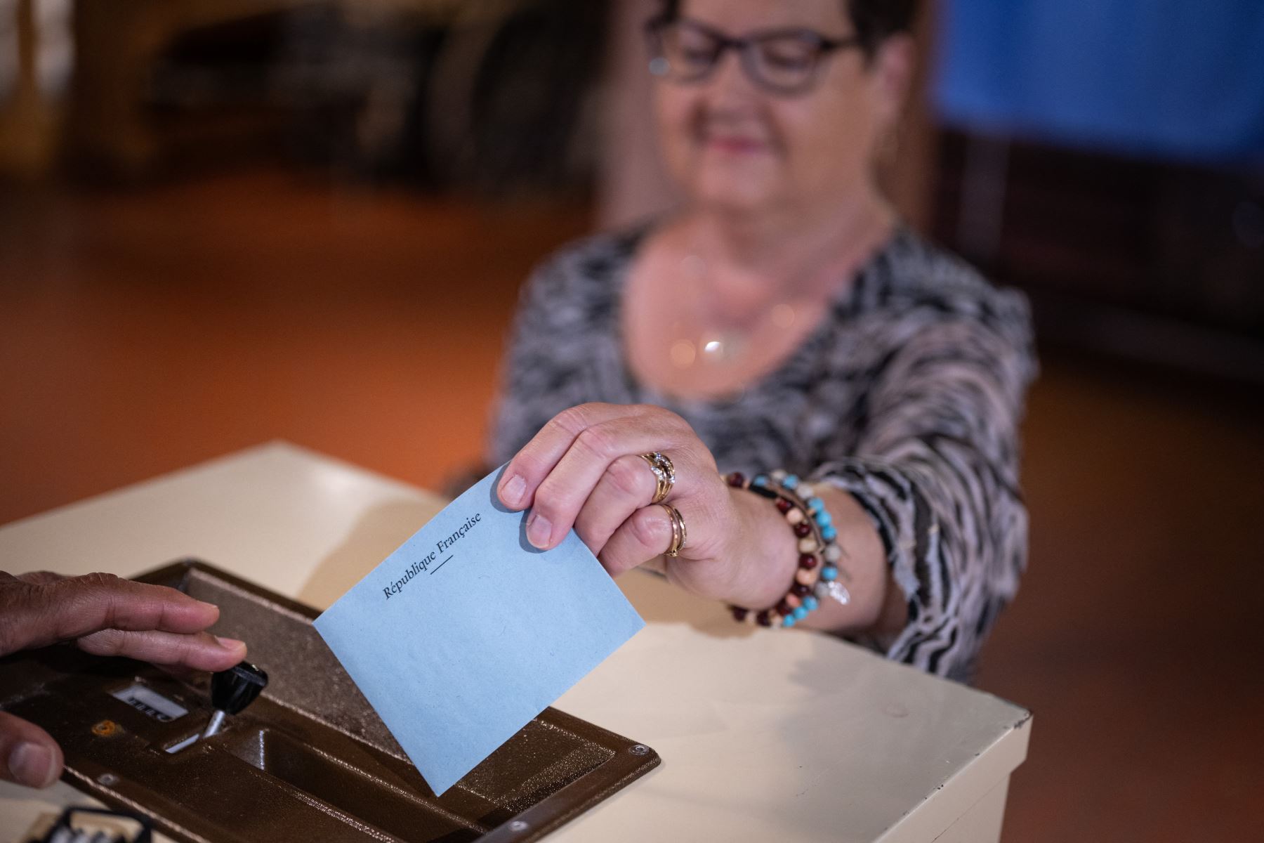 Un votante deposita su voto en una mesa electoral durante la primera ronda de las elecciones parlamentarias en Wissembourg. Foto: AFP