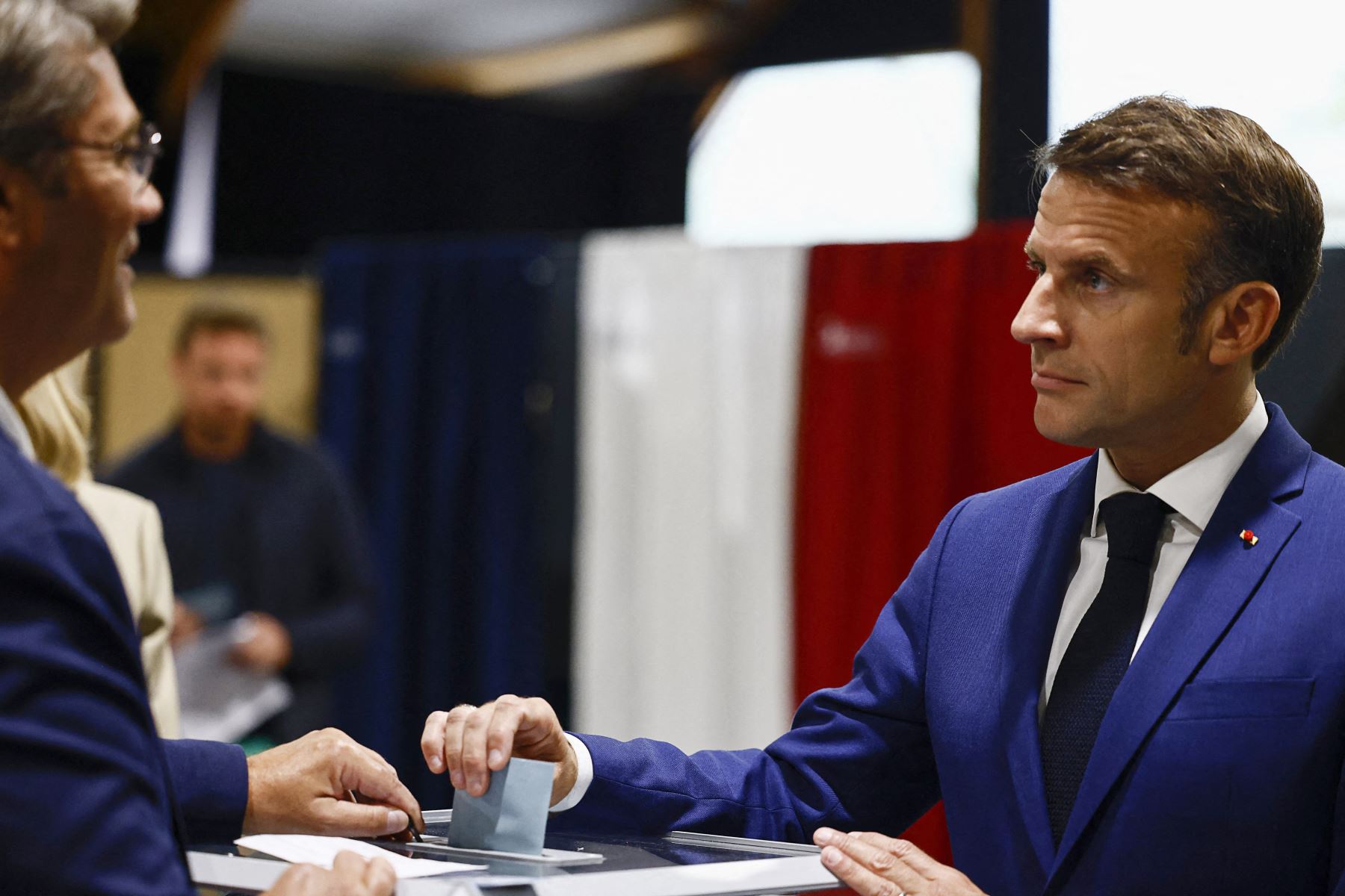 El presidente de Francia, Emmanuel Macron, emite su voto en la primera ronda de las elecciones parlamentarias en una mesa electoral en le Touquet, al norte de Francia. AFP