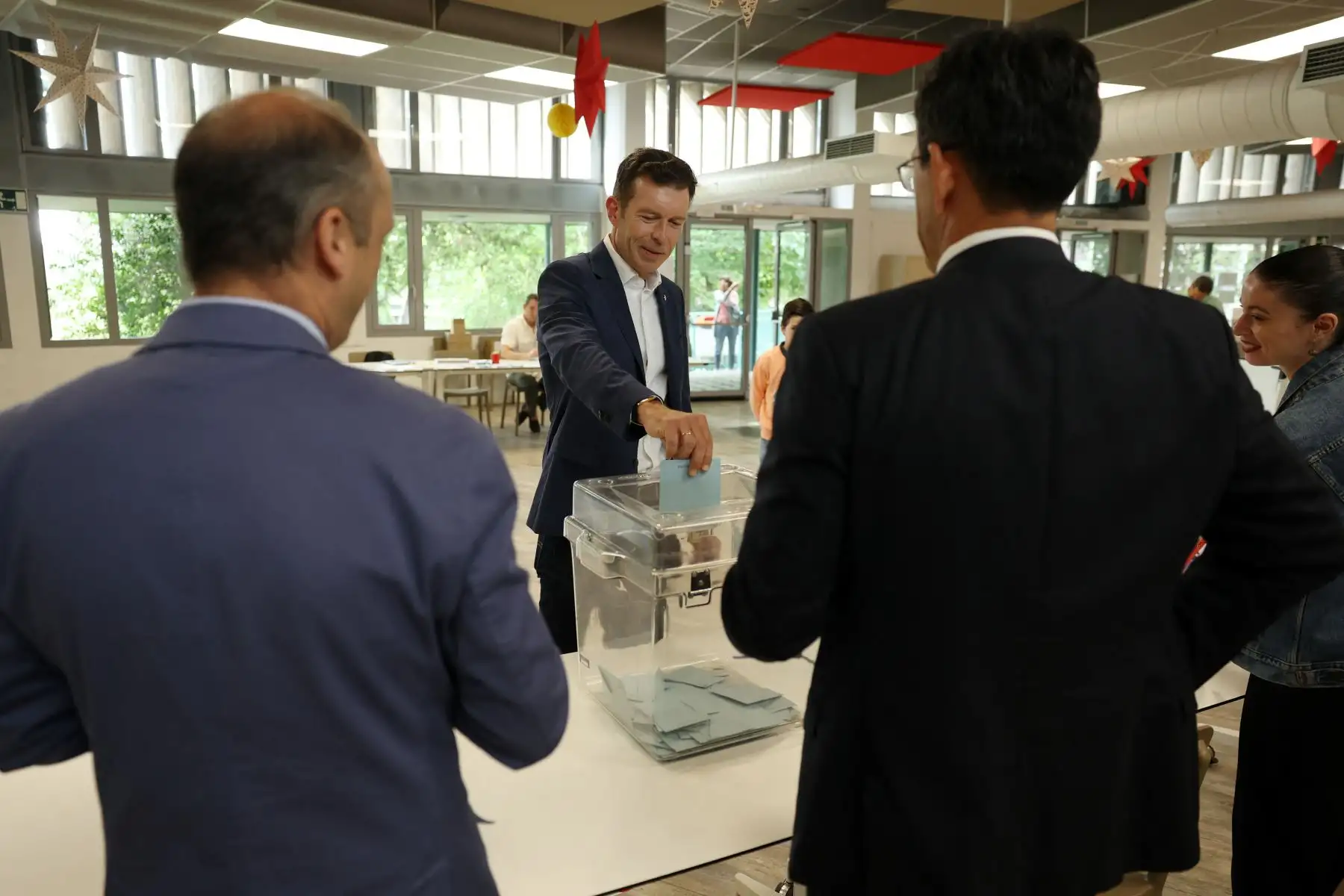 El candidato del partido político liberal y centrista francés Renaissance Stéphane Vojetta, deposita su voto en la escuela secundaria Lycee Francais durante la primera vuelta de las elecciones parlamentarias francesas. AFP