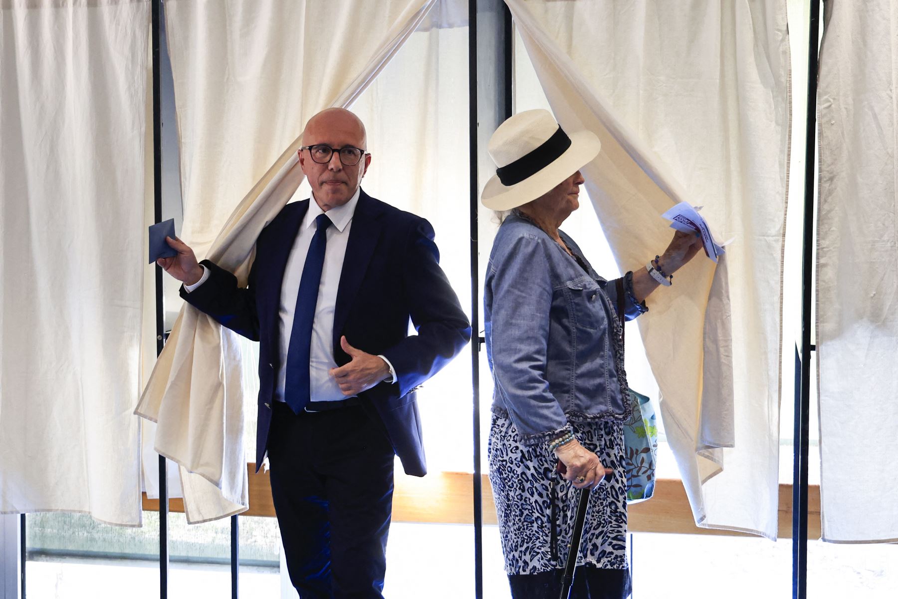 El presidente del partido de derecha francés Les Republicains, Eric Ciotti, abandona la cabina de votación en un colegio electoral en la primera vuelta de las elecciones parlamentarias en Niza, en el sur de Francia. AFP