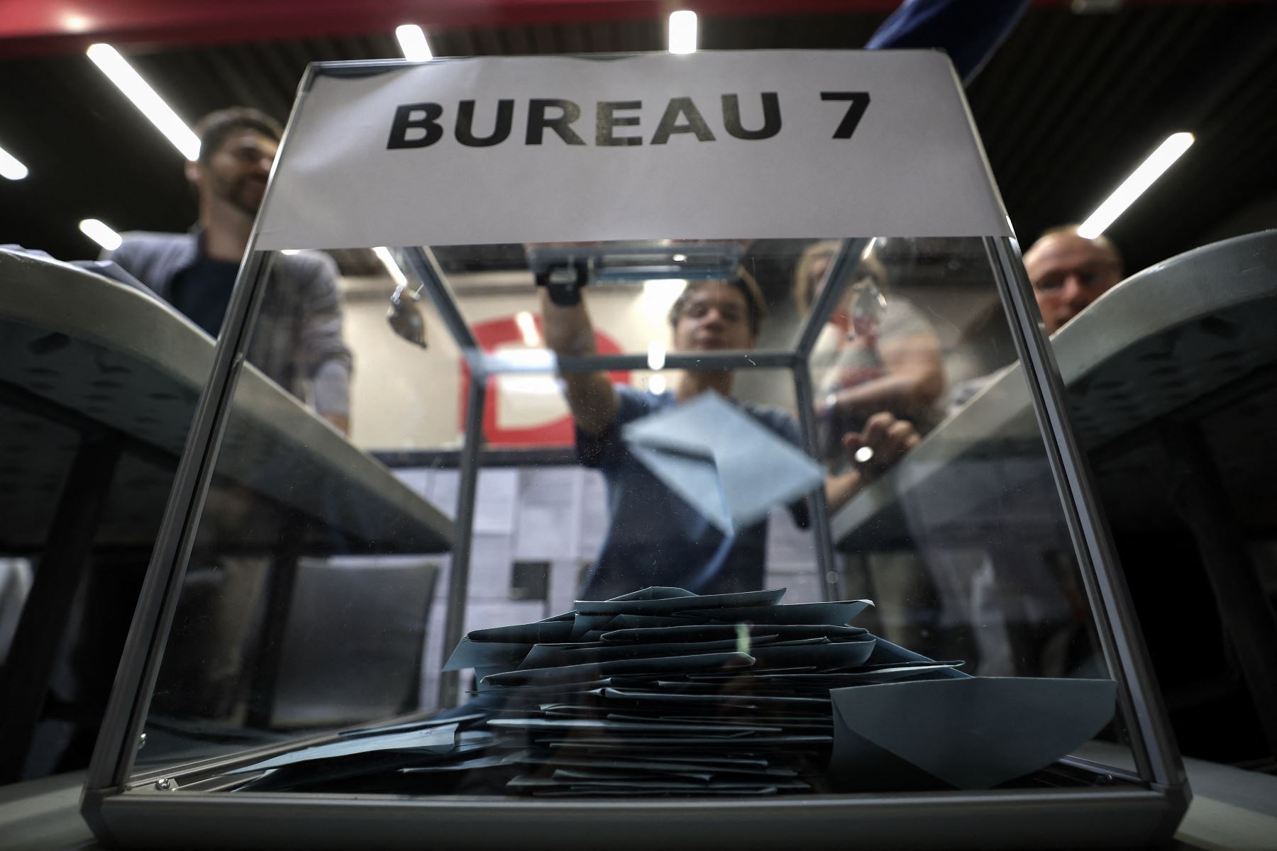 Un elector deposita su voto en una urna en un colegio electoral en la primera vuelta de las elecciones parlamentarias en Toulouse, suroeste de Francia. AFP