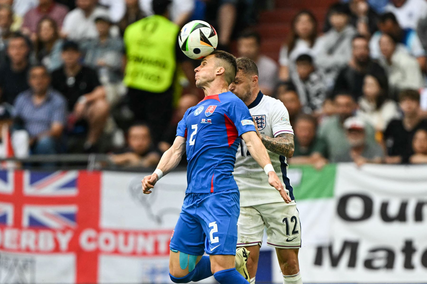 El defensor de Eslovaquia  Peter Pekarik  y el defensor de Inglaterra  Kieran Trippier van a por un cabezazo durante el partido de fútbol de octavos de final de la UEFA Euro 2024 entre Inglaterra y Eslovaquia. AFP