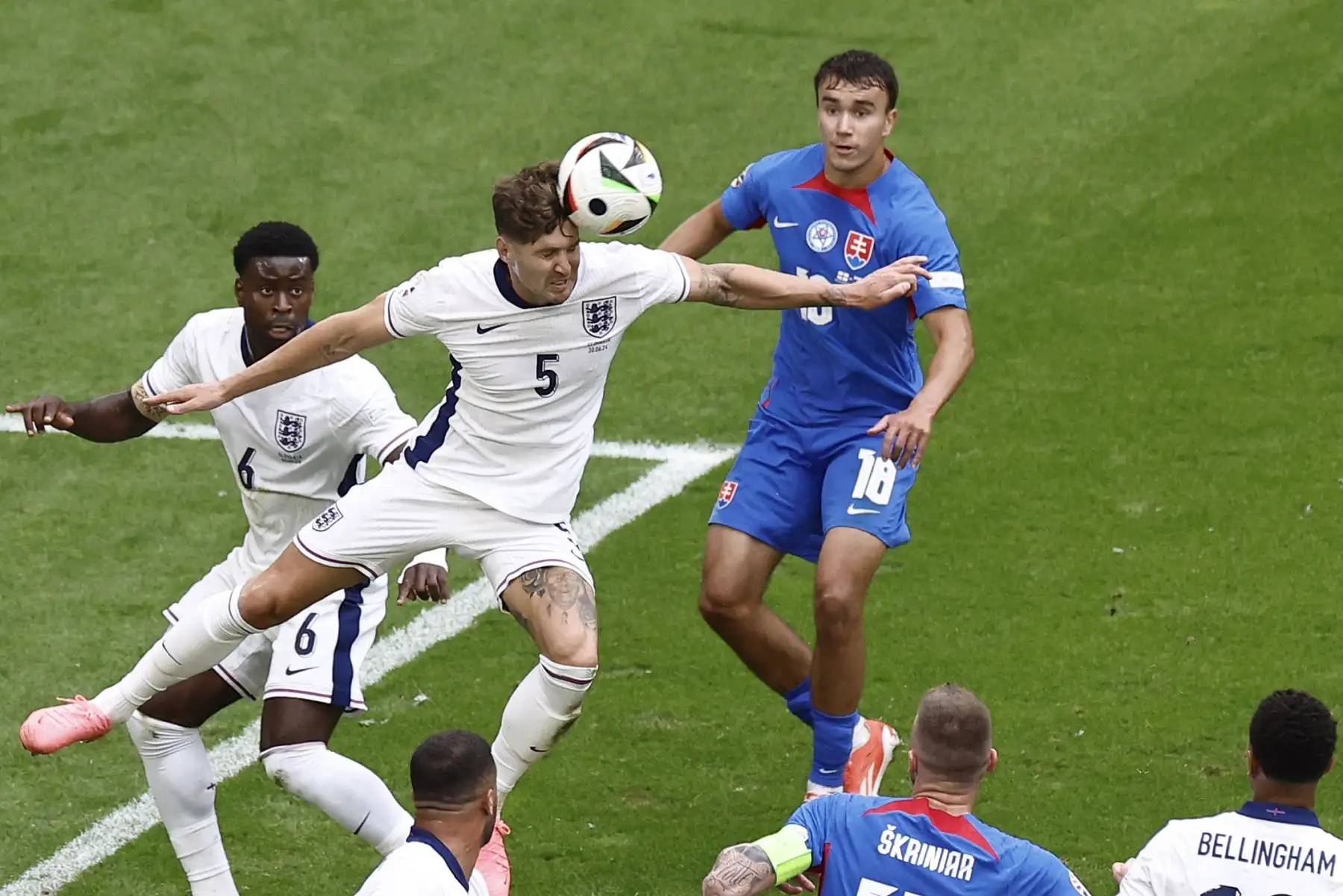 El defensor de Inglaterra  John Stones (encabeza el balón durante el partido de fútbol de octavos de final de la UEFA Euro 2024 entre Inglaterra y Eslovaquia. AFP