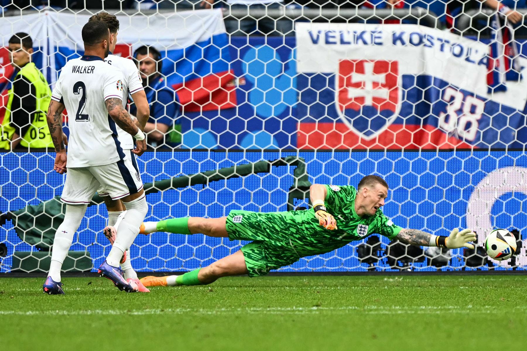 El portero de Inglaterra Jordan Pickford se lanza para salvar su gol durante el partido de fútbol de octavos de final de la UEFA Euro 2024 entre Inglaterra y Eslovaquia.
Foto: AFP