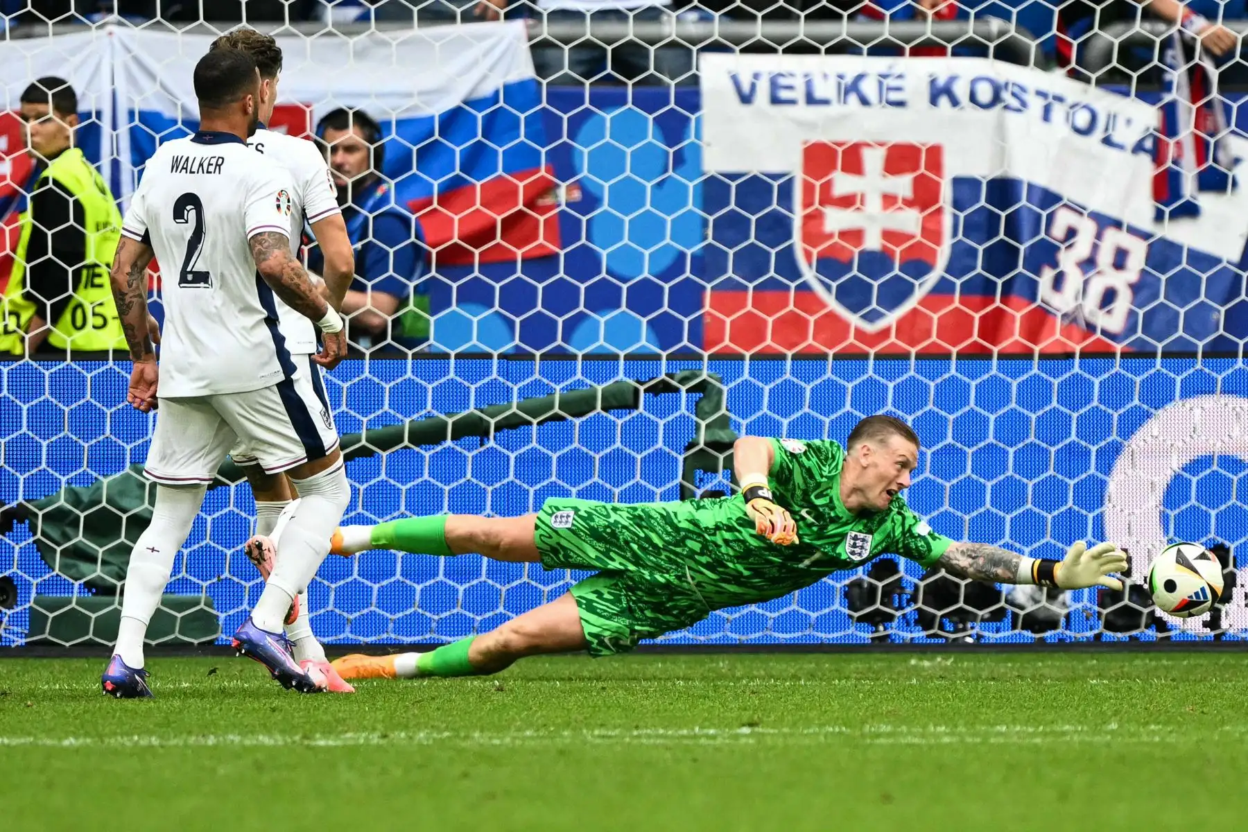 El portero de Inglaterra Jordan Pickford se lanza para salvar su gol durante el partido de fútbol de octavos de final de la UEFA Euro 2024 entre Inglaterra y Eslovaquia.
Foto: AFP