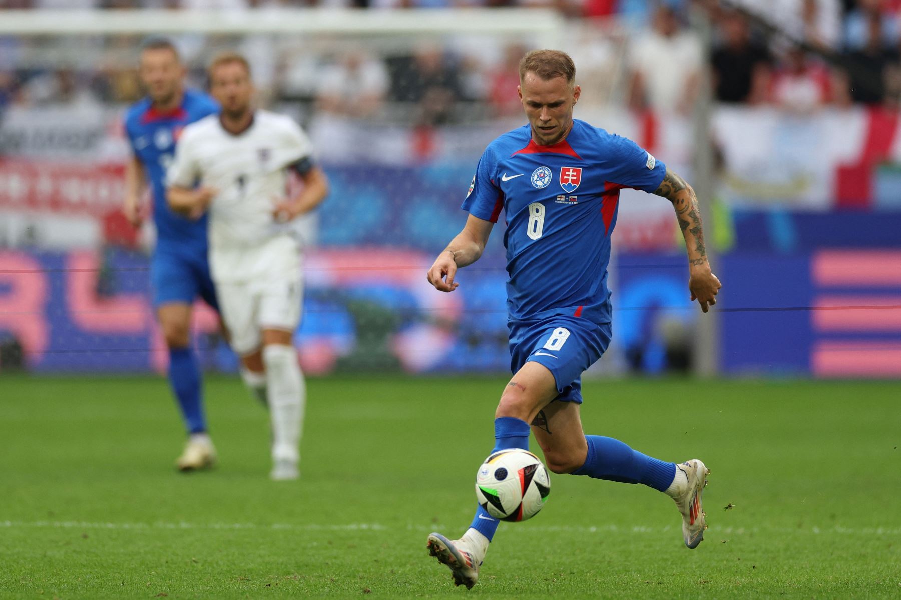 El centrocampista de Eslovaquia  Ondrej Duda corre con el balón durante el partido de fútbol de octavos de final de la UEFA Euro 2024 entre Inglaterra y Eslovaquia.