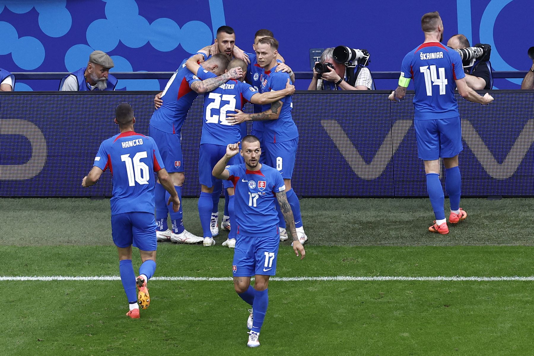 El delantero de Eslovaquia  Ivan Schranz celebra con sus compañeros el primer gol de su equipo durante el partido de fútbol de octavos de final de la UEFA Euro 2024 entre Inglaterra y Eslovaquia. AFP